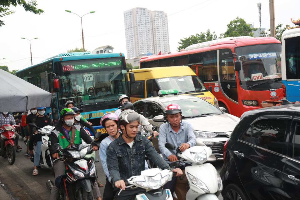 Người dân quay trở lại sau nghỉ lễ, cửa ngõ Thủ đô ùn tắc - ảnh 1