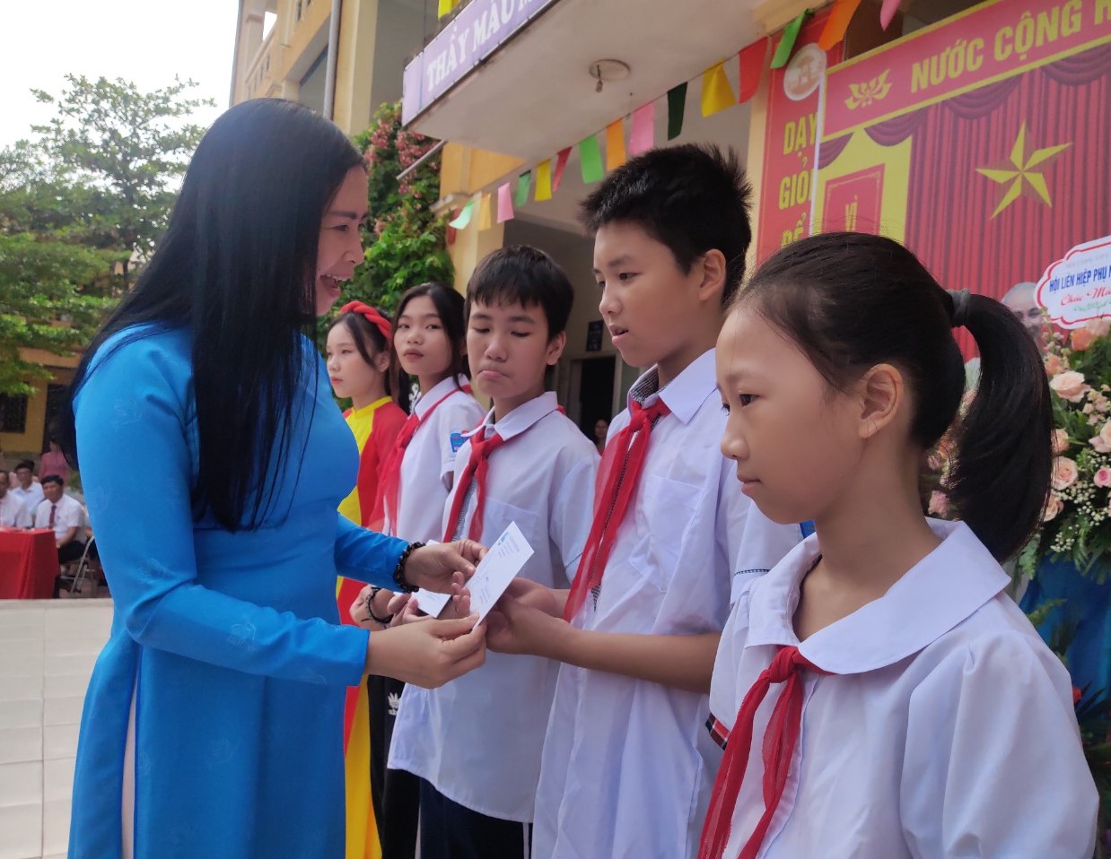 Trao tặng 10 suất quà cho học sinh mồ côi tại trường tiểu học Vạn Điểm, huyện Thường Tín - ảnh 2