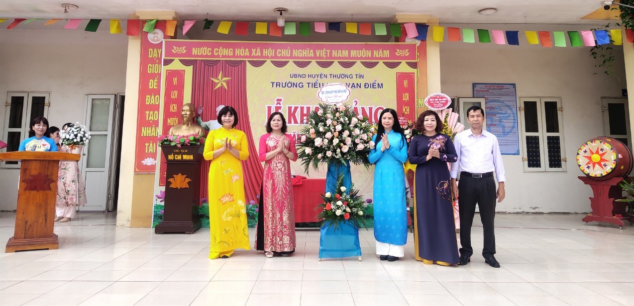 Trao tặng 10 suất quà cho học sinh mồ côi tại trường tiểu học Vạn Điểm, huyện Thường Tín - ảnh 1