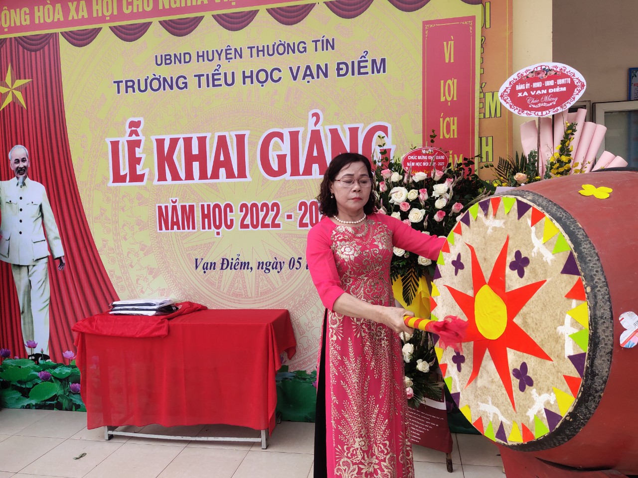 Trao tặng 10 suất quà cho học sinh mồ côi tại trường tiểu học Vạn Điểm, huyện Thường Tín - ảnh 4