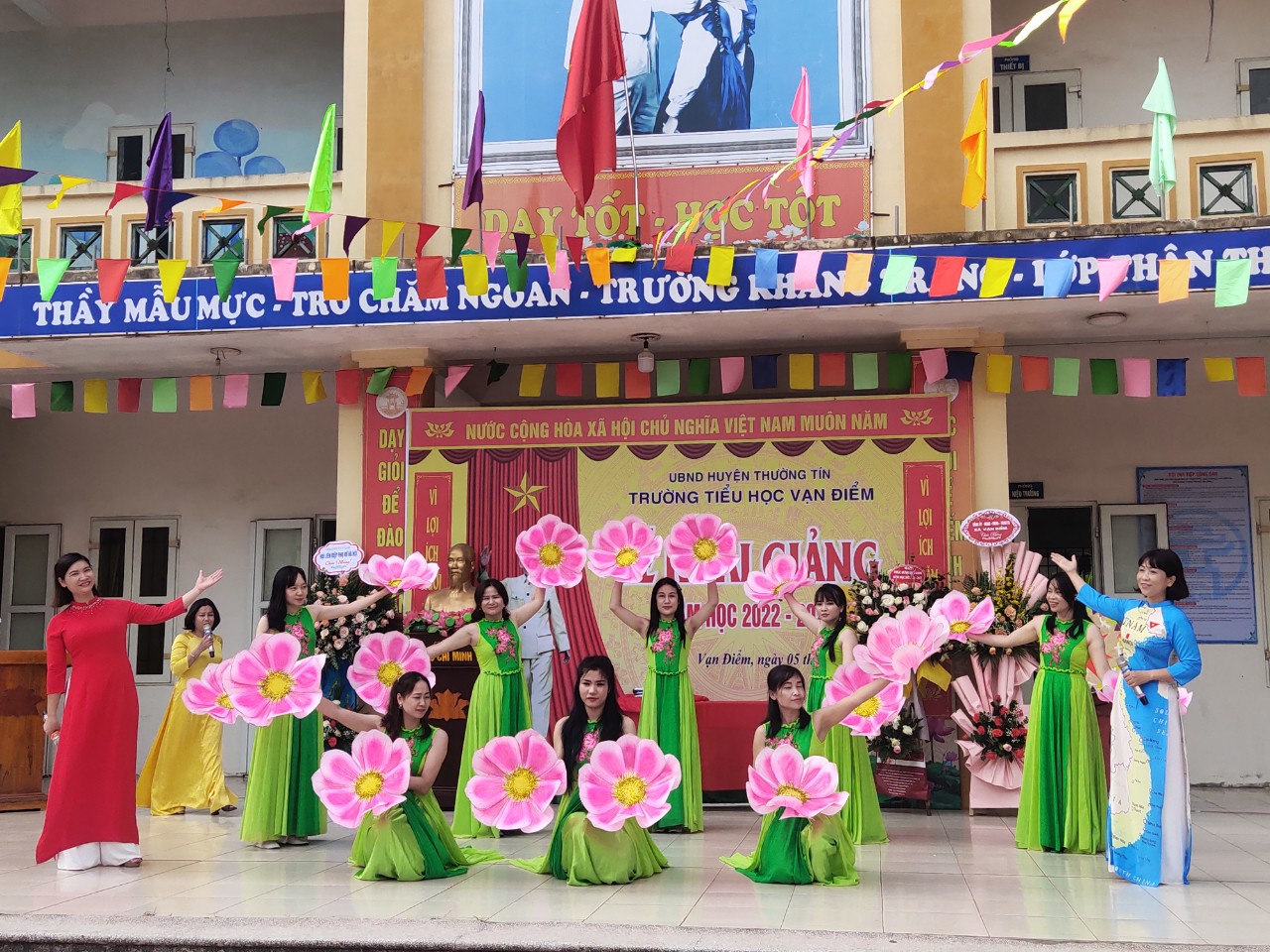 Trao tặng 10 suất quà cho học sinh mồ côi tại trường tiểu học Vạn Điểm, huyện Thường Tín - ảnh 6