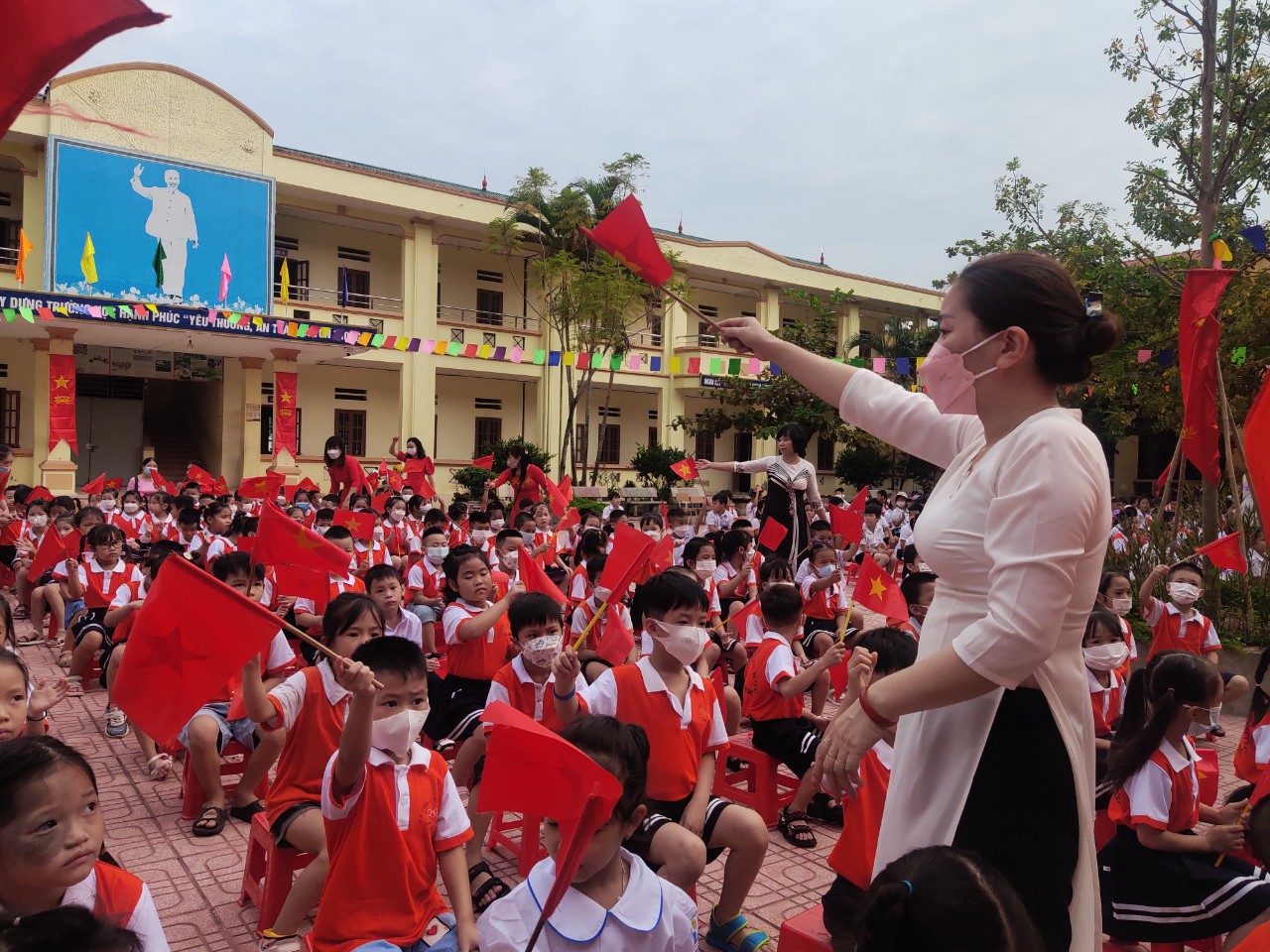 Trao tặng 10 suất quà cho học sinh mồ côi tại trường tiểu học Vạn Điểm, huyện Thường Tín - ảnh 10