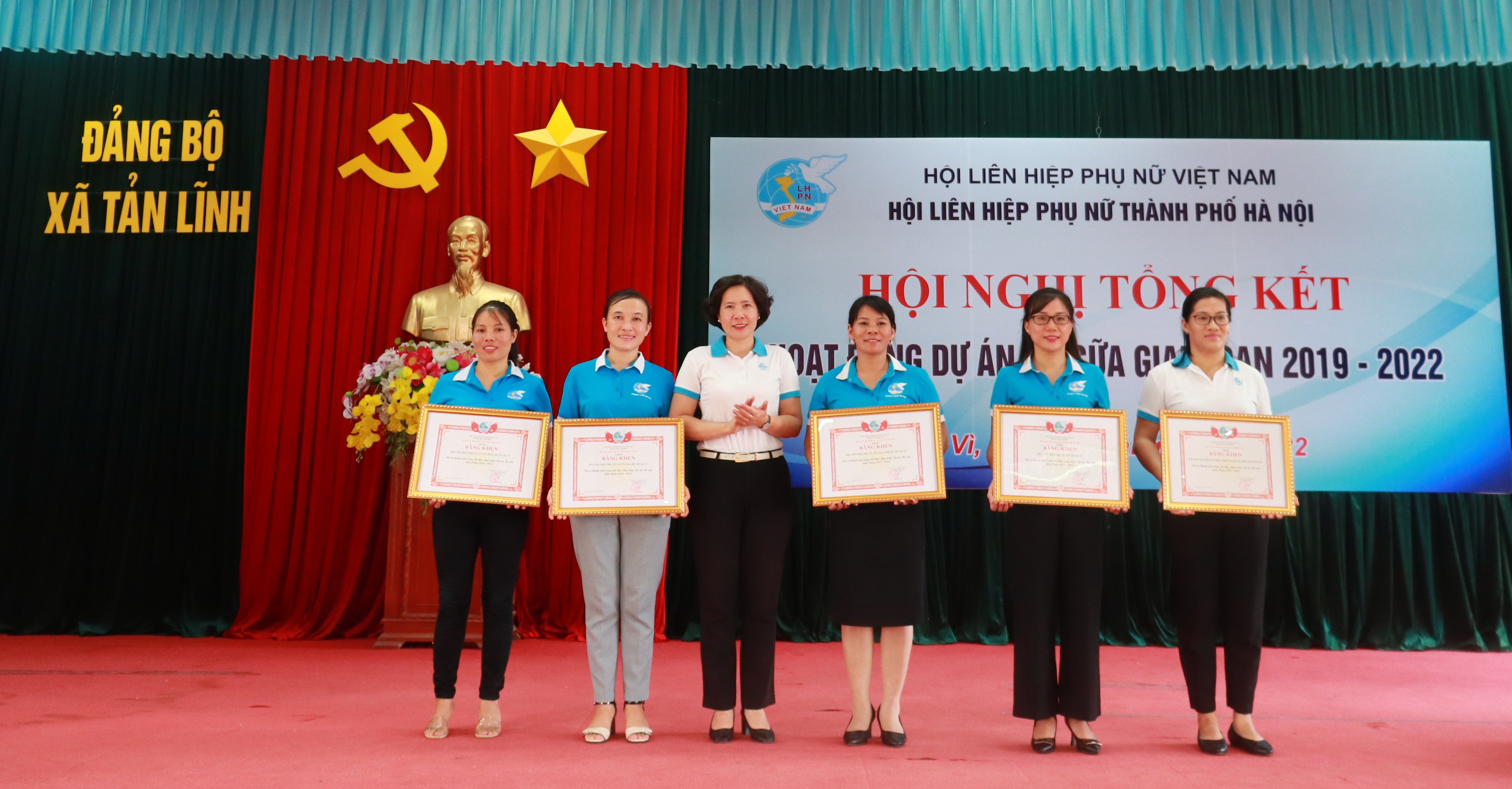 Nhiều hộ gia đình thoát nghèo nhờ nguồn vốn vay chăn nuôi bò sữa - ảnh 7