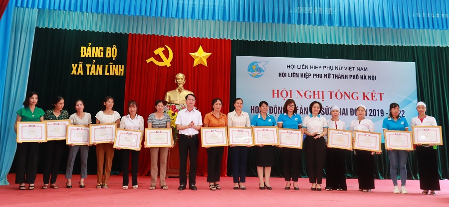 Nhiều hộ gia đình thoát nghèo nhờ nguồn vốn vay chăn nuôi bò sữa - ảnh 9