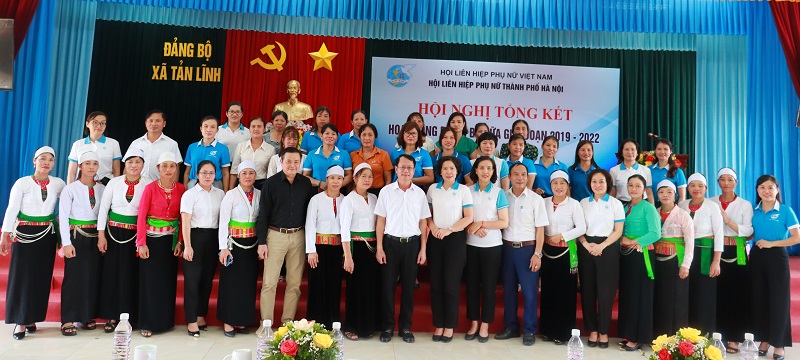 Nhiều hộ gia đình thoát nghèo nhờ nguồn vốn vay chăn nuôi bò sữa - ảnh 1