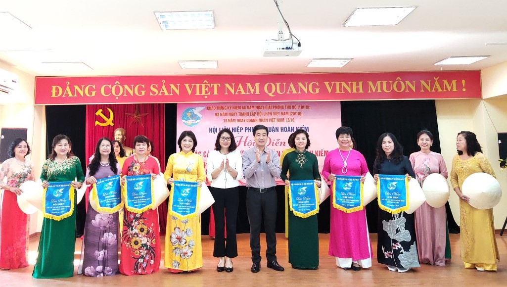 Quận Hoàn Kiếm: Sôi nổi hội diễn CLB nữ doanh nhân với chủ đề “Hương sắc mùa thu“ - ảnh 2