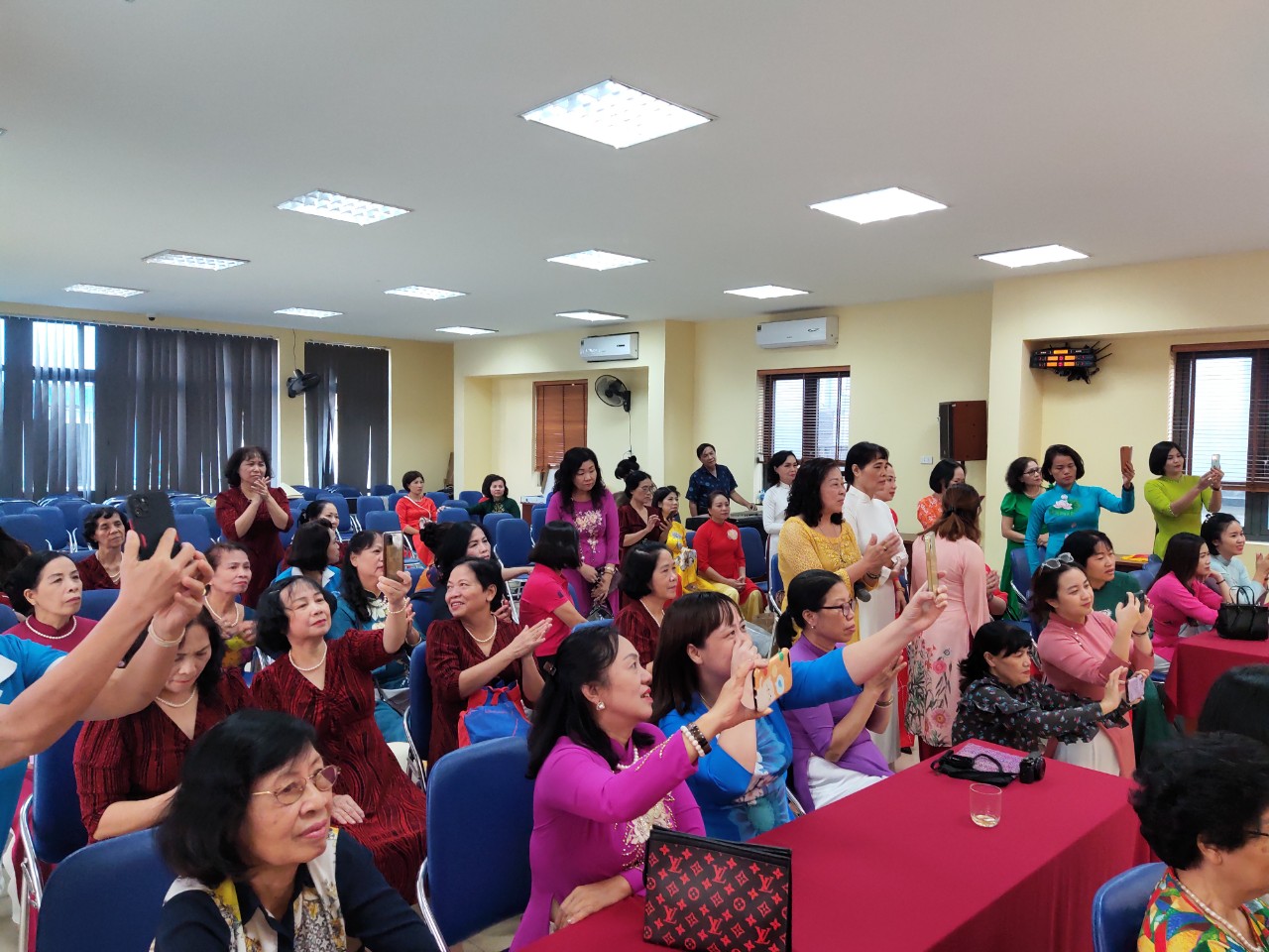 Quận Hoàn Kiếm: Sôi nổi hội diễn CLB nữ doanh nhân với chủ đề “Hương sắc mùa thu“ - ảnh 7