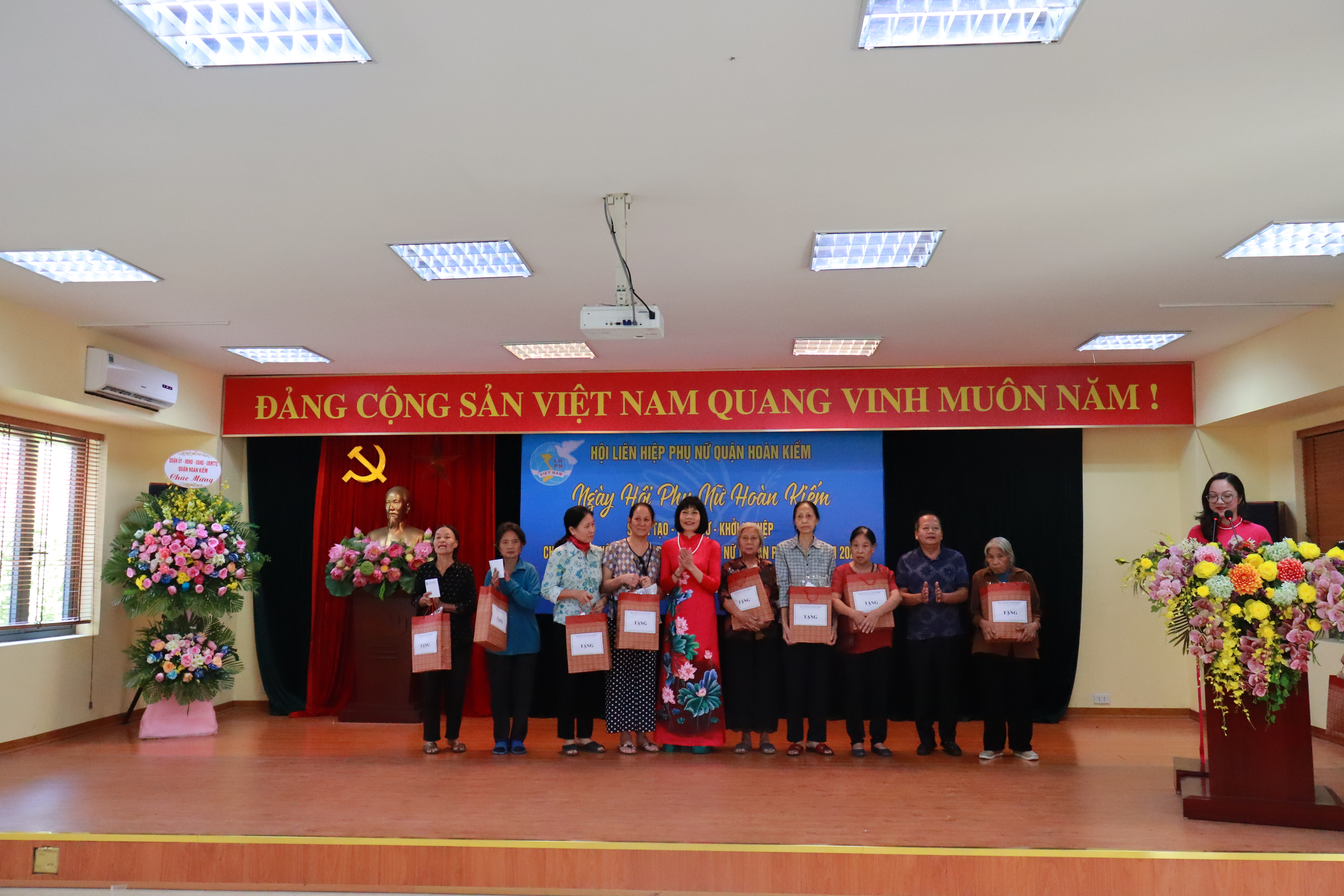 Hội LHPN quận Hoàn Kiếm: Nhiều hoạt động ý nghĩa trong ngày hội của phụ nữ 20/10 - ảnh 10