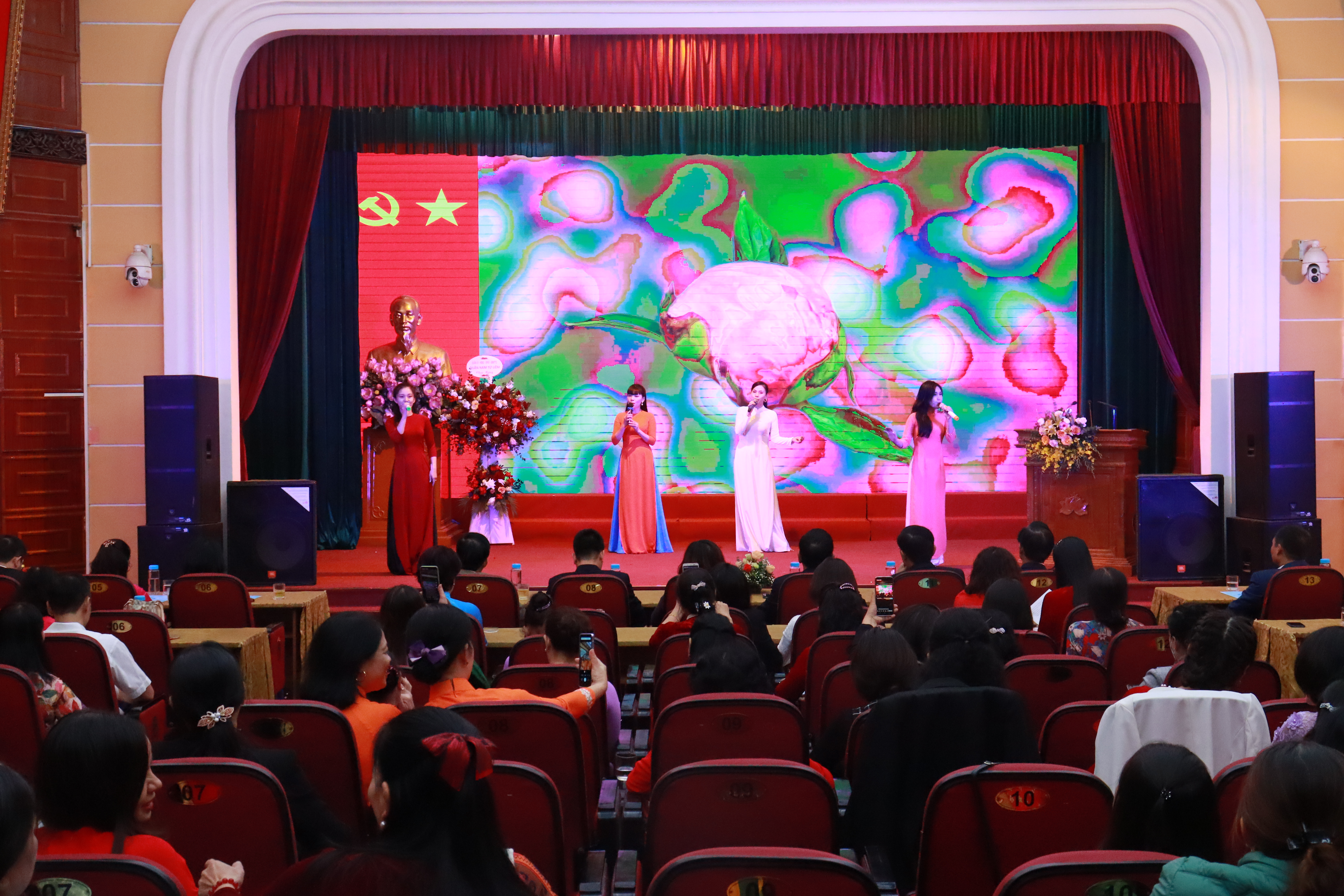 Hội LHPN quận Nam Từ Liêm: Tôn vinh, biểu dương các tập thể cá nhân điển hình tiêu biểu - ảnh 4