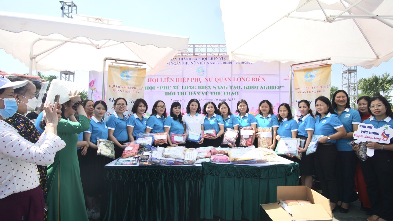 Hội LHPN quận Long Biên: Tặng áo dài, trao yêu thương - ảnh 2
