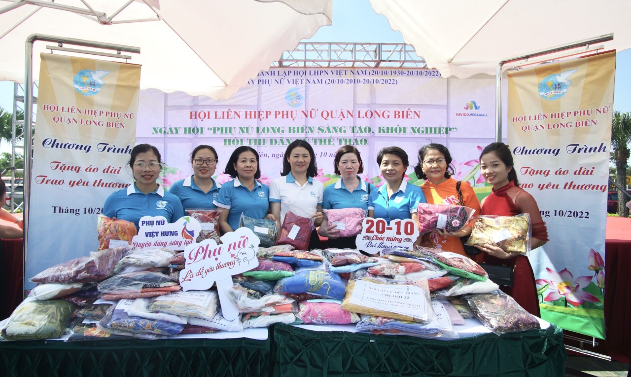 Hội LHPN quận Long Biên: Tặng áo dài, trao yêu thương - ảnh 1