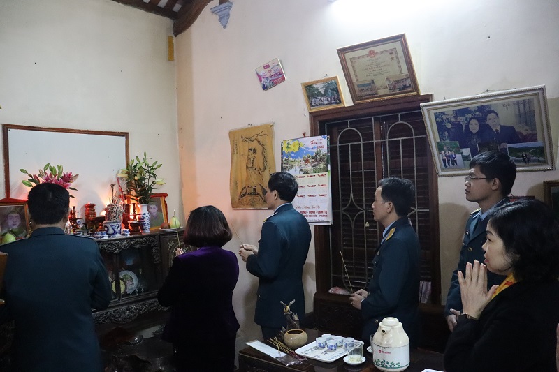 Hội LHPN Hà Nội - Sư đoàn 361 tri ân, tặng quà gia đình liệt sĩ, người có công - ảnh 2