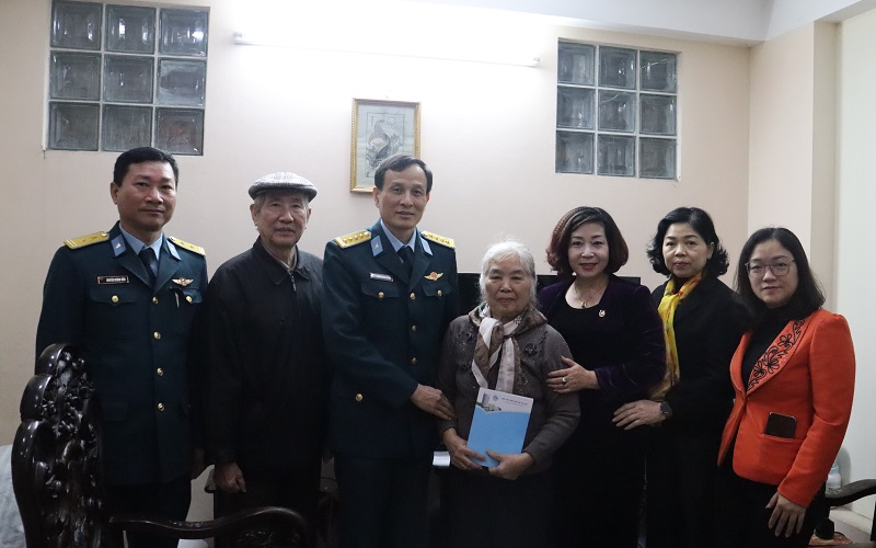 Hội LHPN Hà Nội - Sư đoàn 361 tri ân, tặng quà gia đình liệt sĩ, người có công - ảnh 3