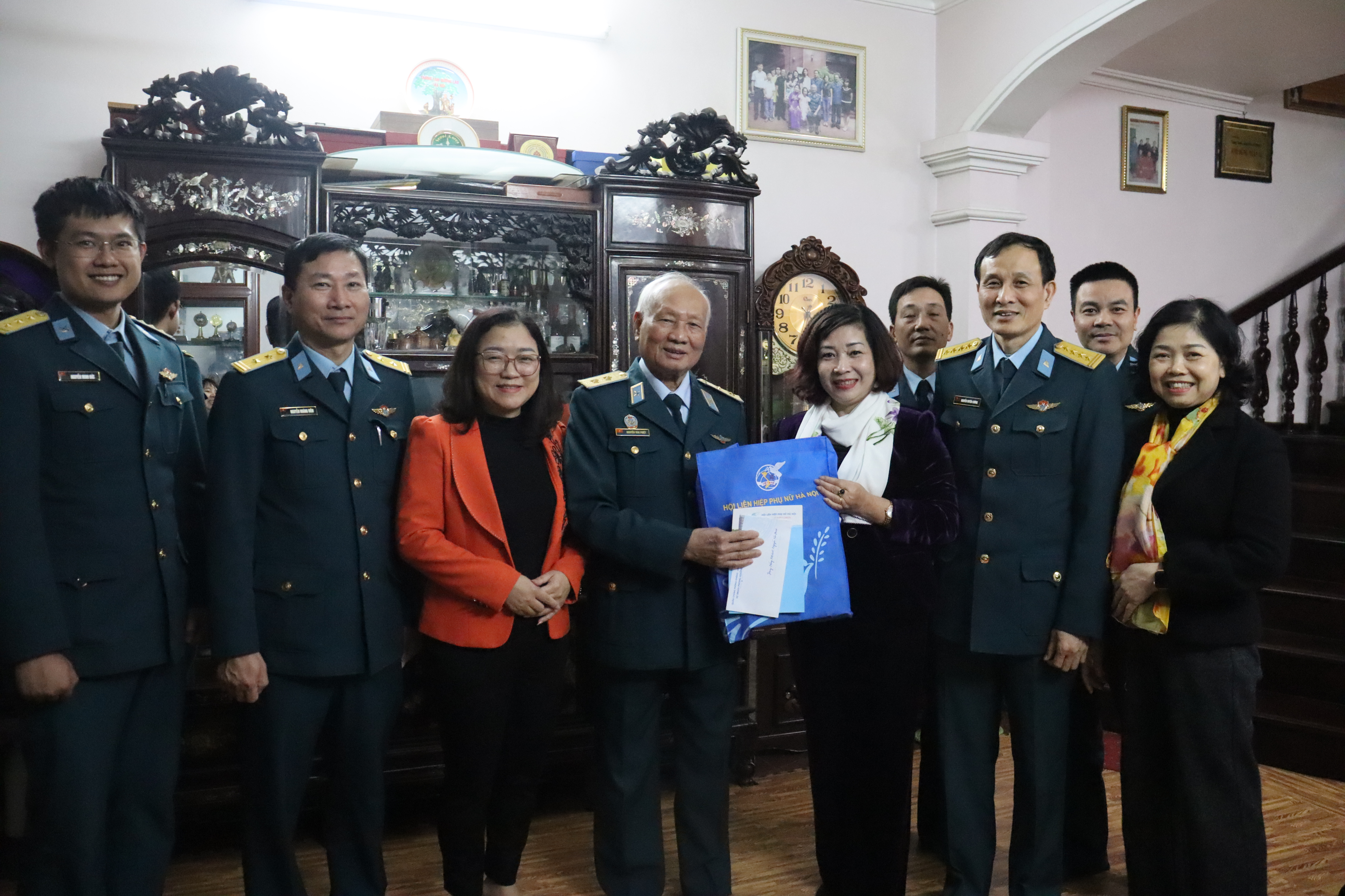 Hội LHPN Hà Nội - Sư đoàn 361 tri ân, tặng quà gia đình liệt sĩ, người có công - ảnh 1