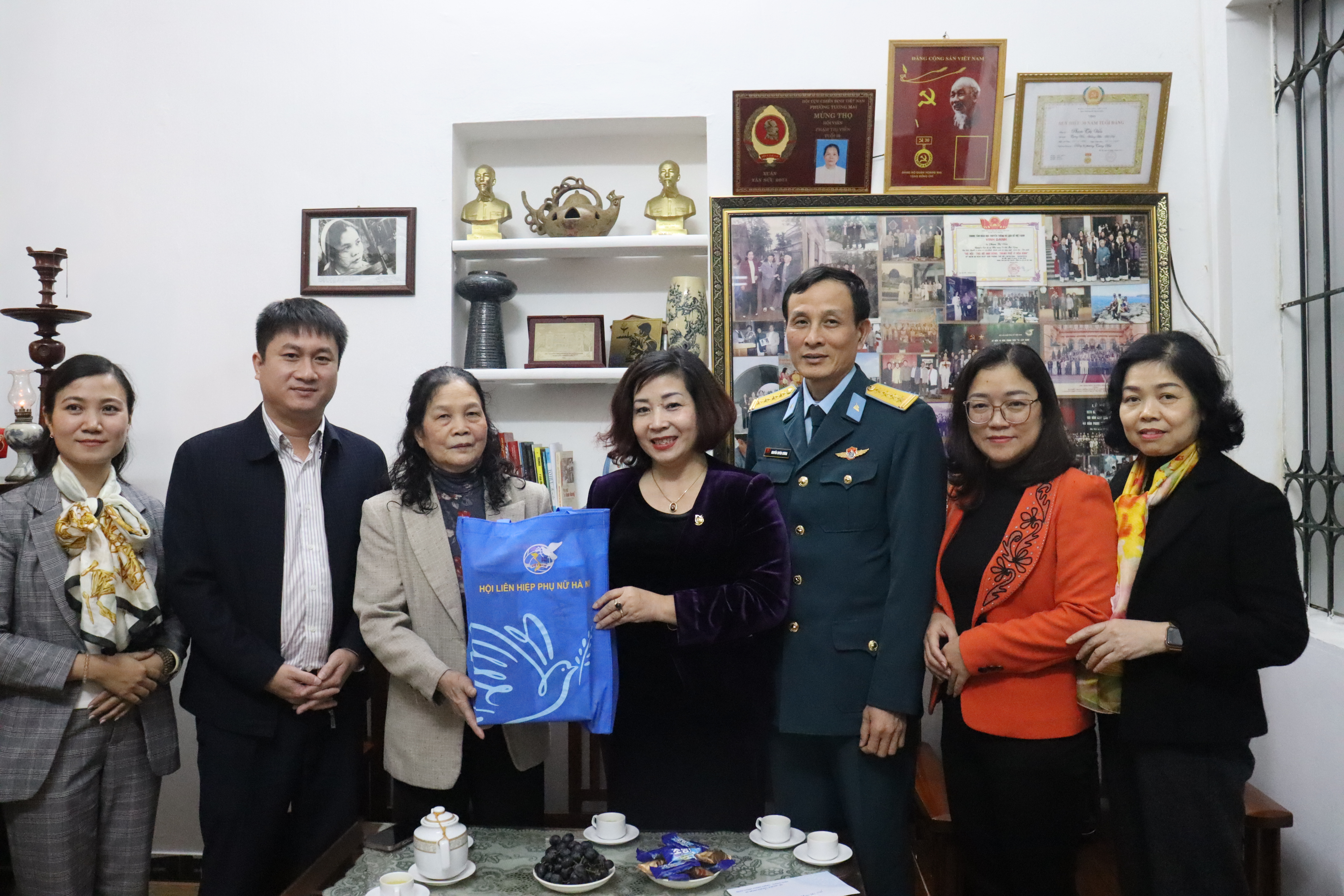 Hội LHPN Hà Nội - Sư đoàn 361 tri ân, tặng quà gia đình liệt sĩ, người có công - ảnh 7