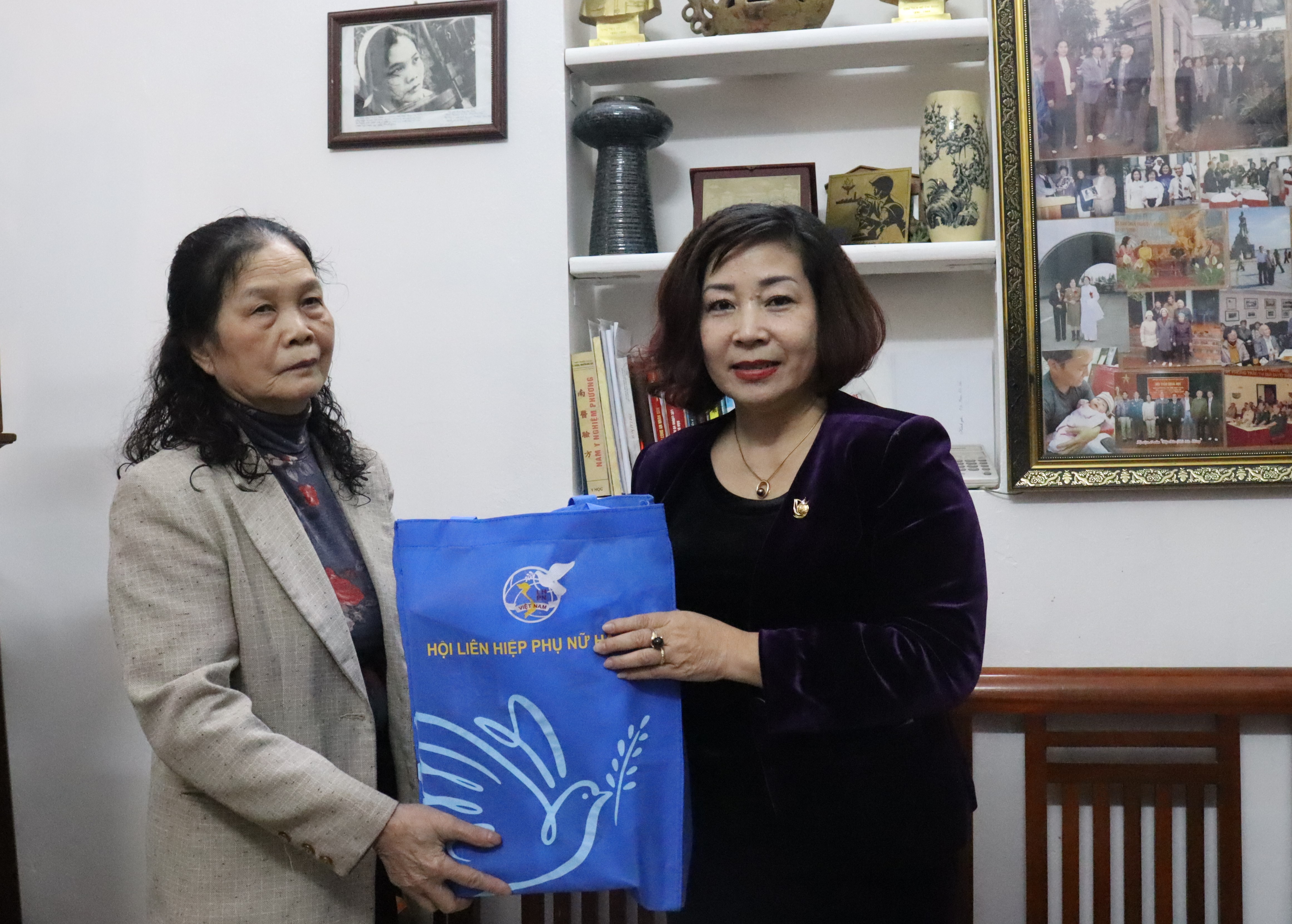 Hội LHPN Hà Nội - Sư đoàn 361 tri ân, tặng quà gia đình liệt sĩ, người có công - ảnh 8