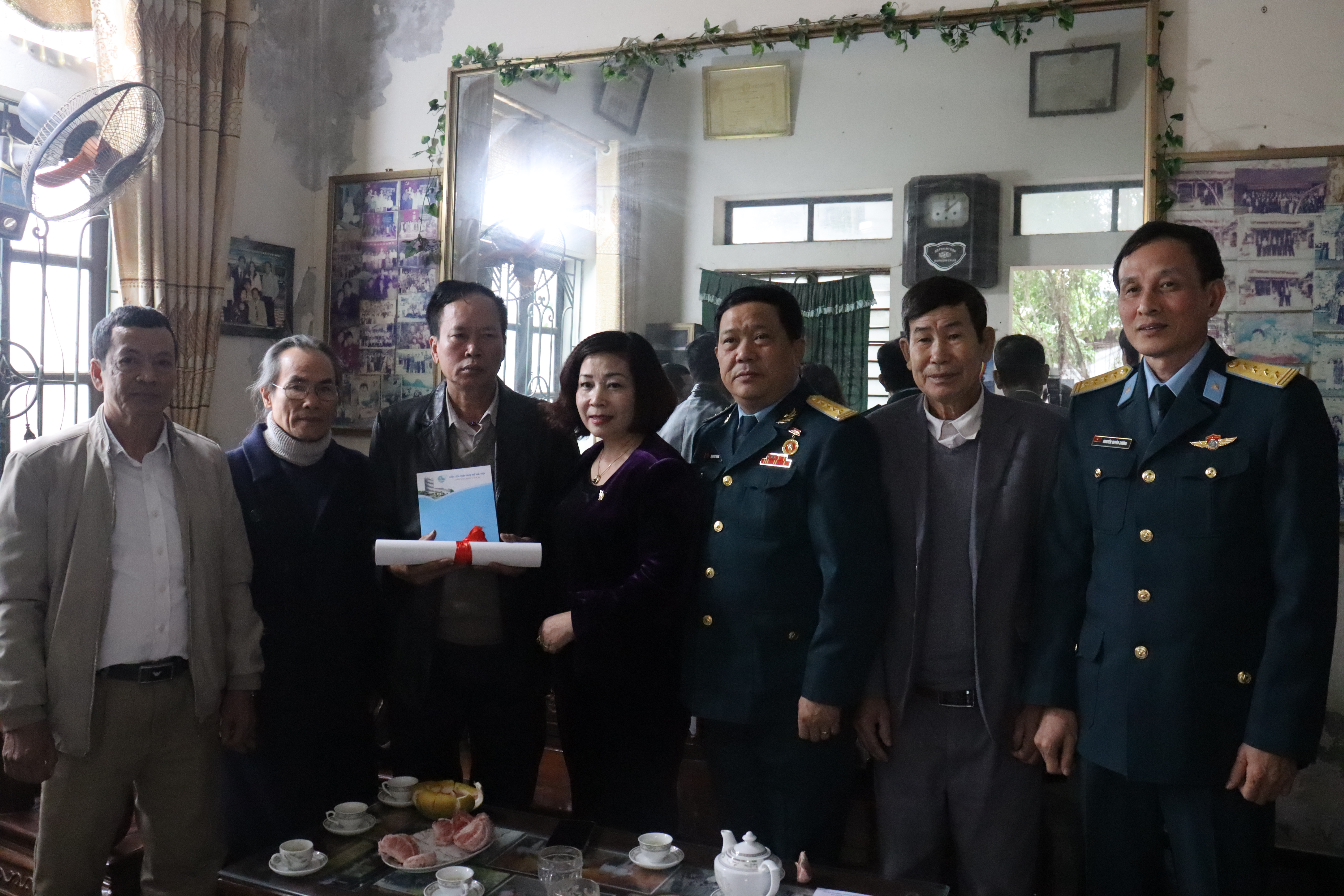 Hội LHPN Hà Nội - Sư đoàn 361 tri ân, tặng quà gia đình liệt sĩ, người có công - ảnh 6