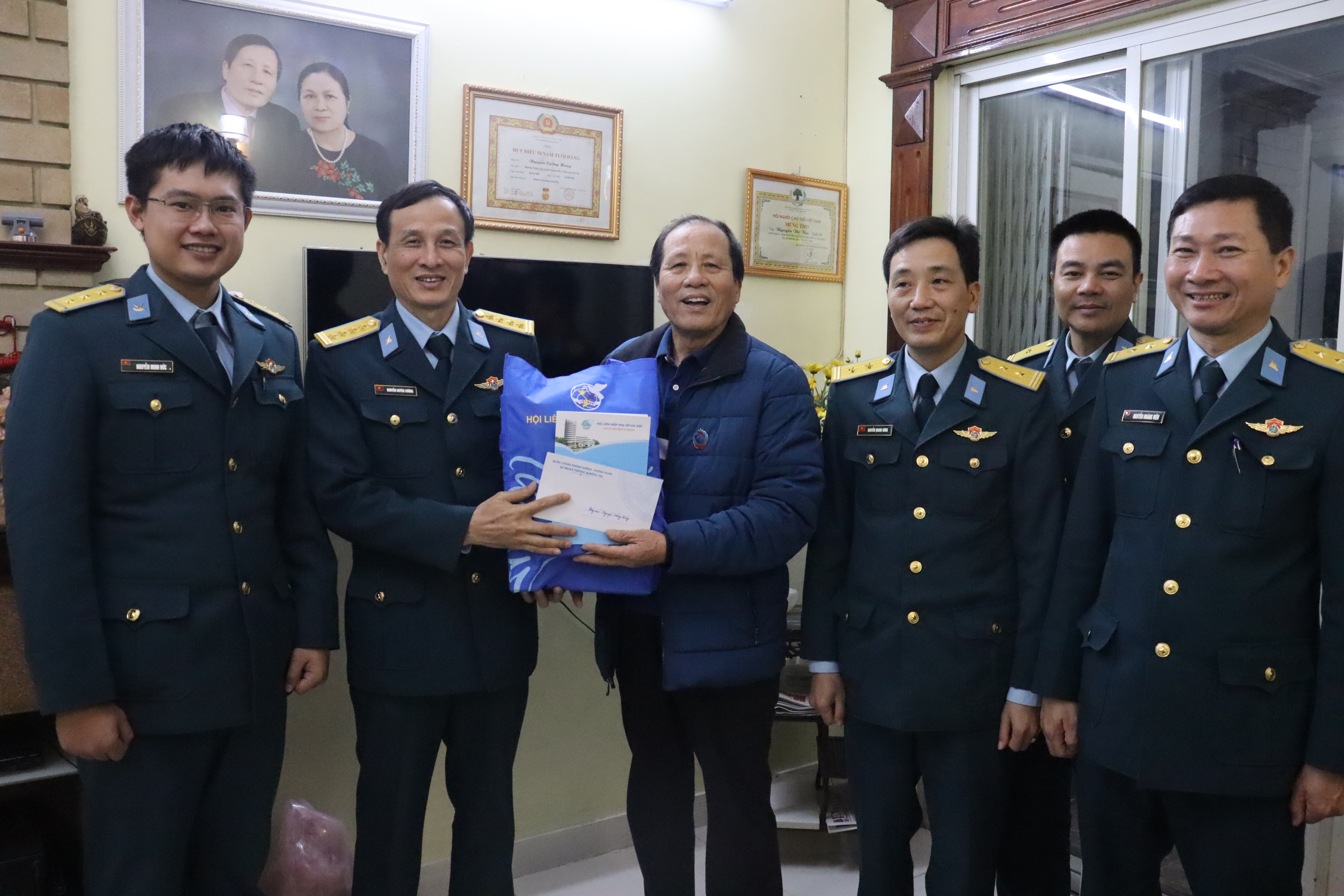 Hội LHPN Hà Nội - Sư đoàn 361 tri ân, tặng quà gia đình liệt sĩ, người có công - ảnh 11
