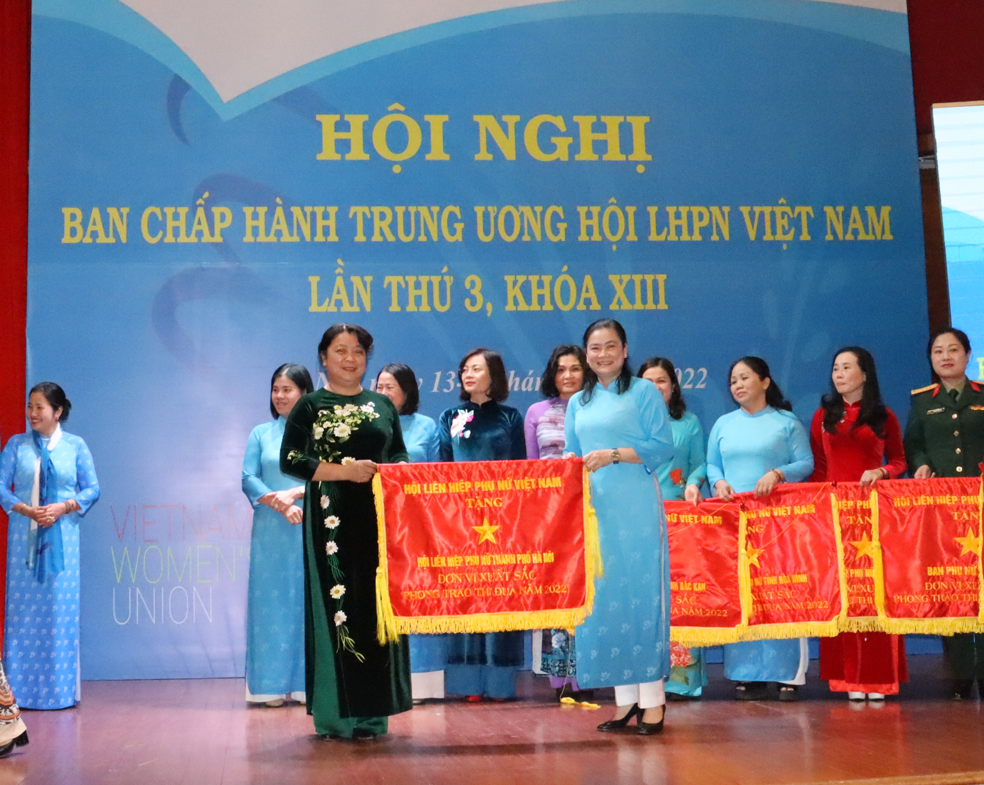 Tặng Cờ thi đua cho 8 đơn vị dẫn đầu và 20 đơn vị xuất sắc trong phong trào thi đua năm 2022 - ảnh 2