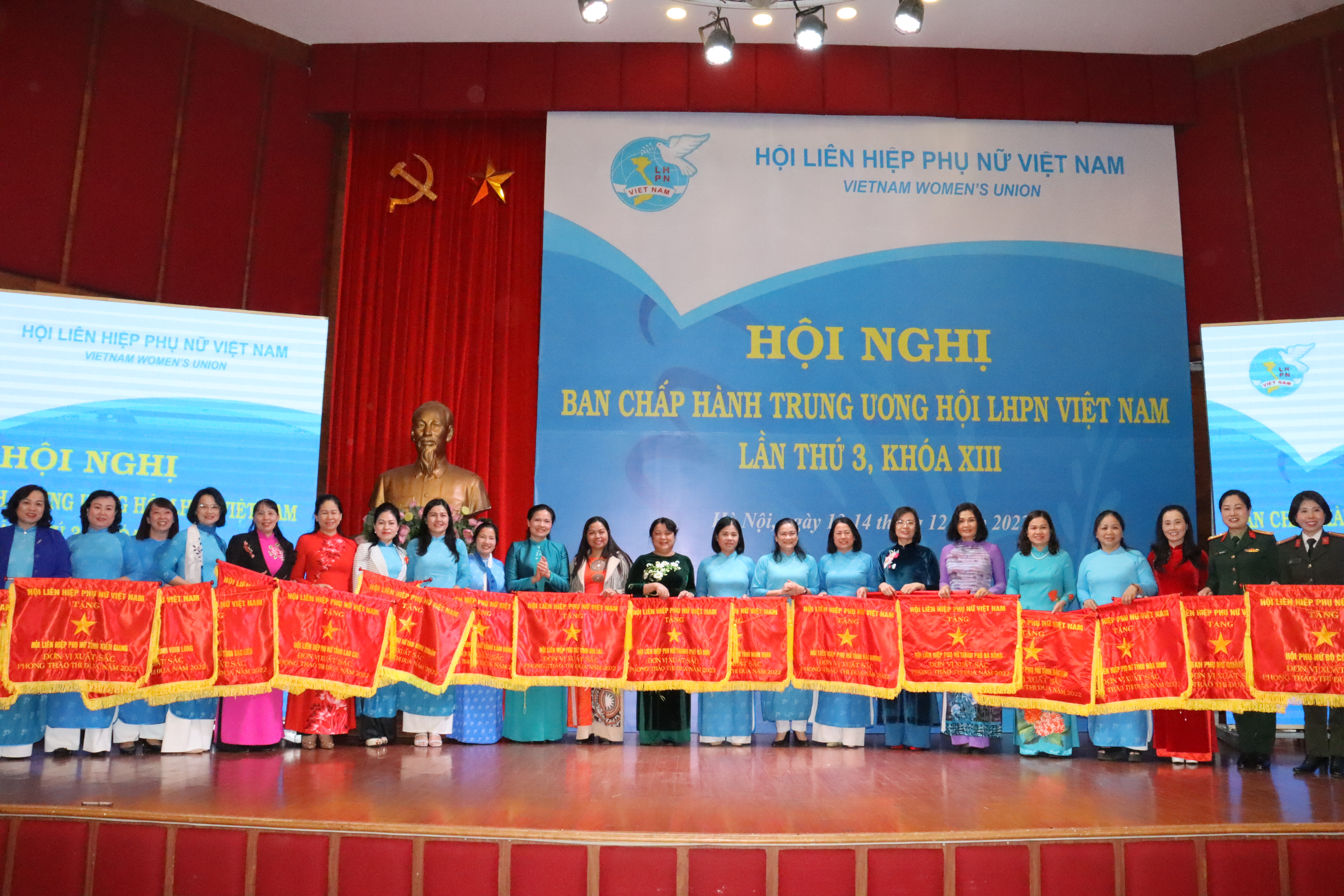 Tặng Cờ thi đua cho 8 đơn vị dẫn đầu và 20 đơn vị xuất sắc trong phong trào thi đua năm 2022 - ảnh 3