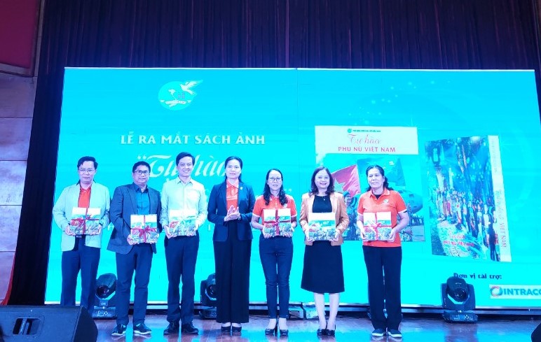 Ra mắt cuốn sách ảnh “Tự hào Phụ nữ Việt Nam” - ảnh 1