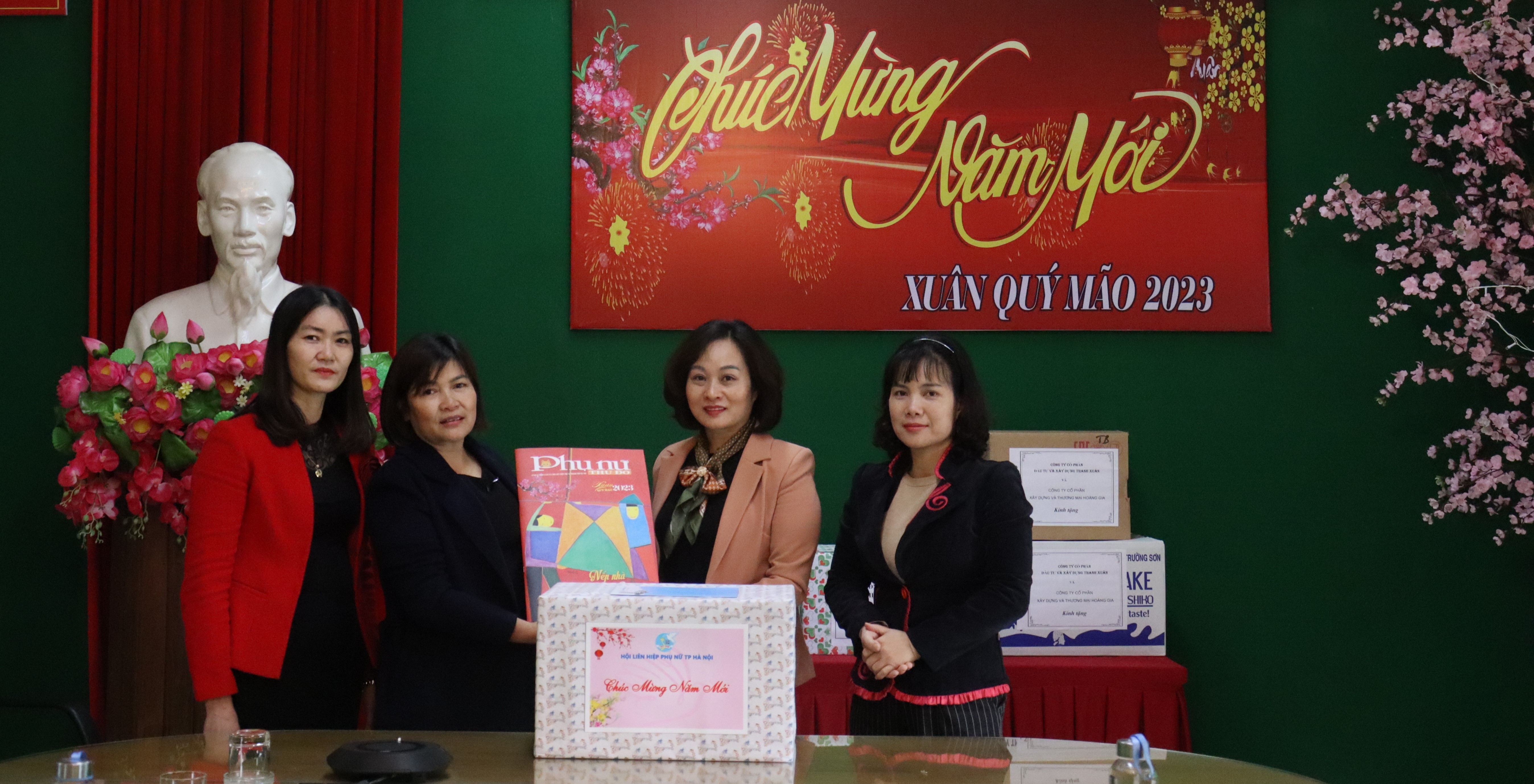  Hội LHPN Hà Nội thăm, tặng quà chúc Tết các thương, bệnh binh người có công  - ảnh 2