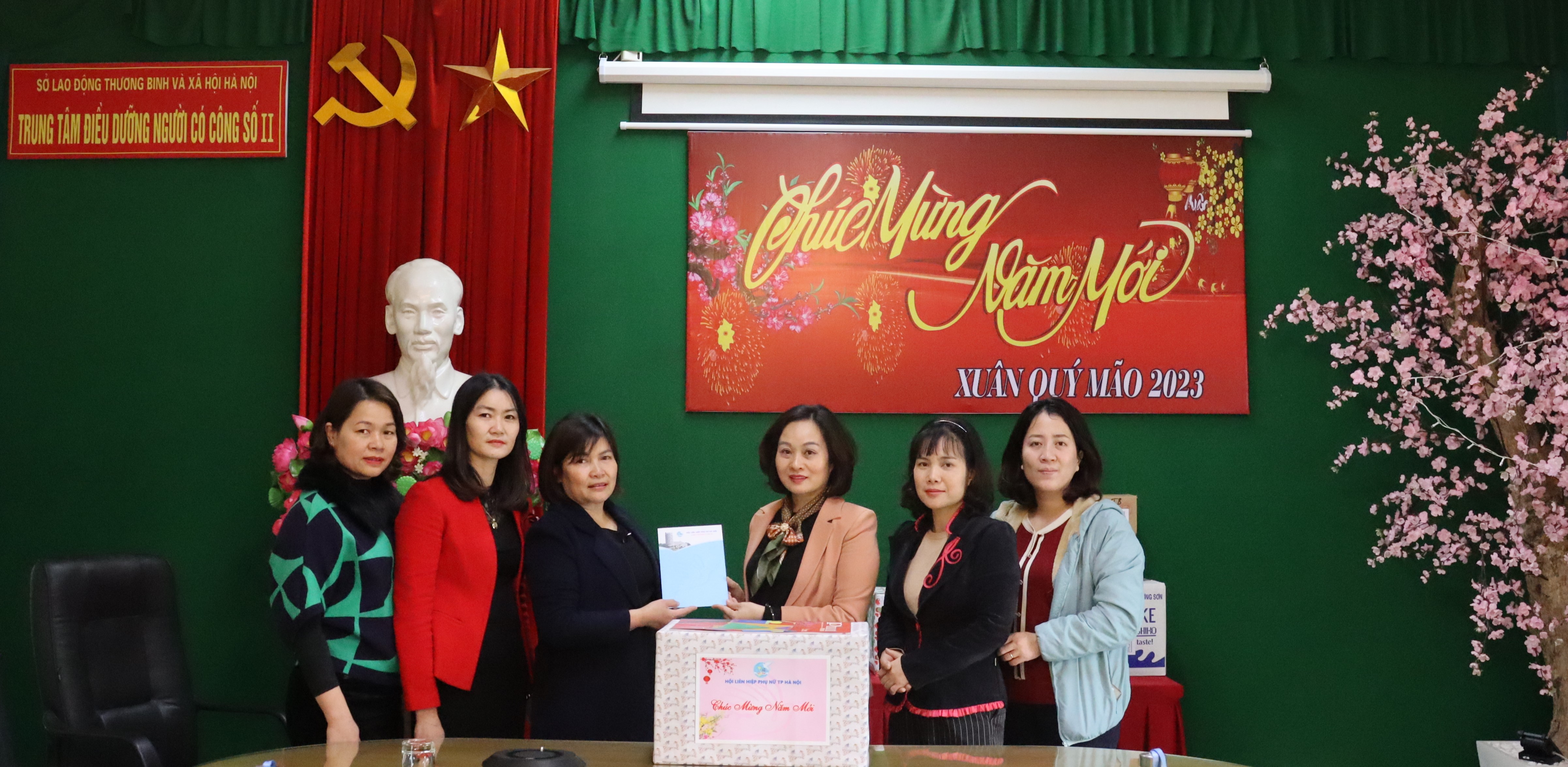  Hội LHPN Hà Nội thăm, tặng quà chúc Tết các thương, bệnh binh người có công  - ảnh 1