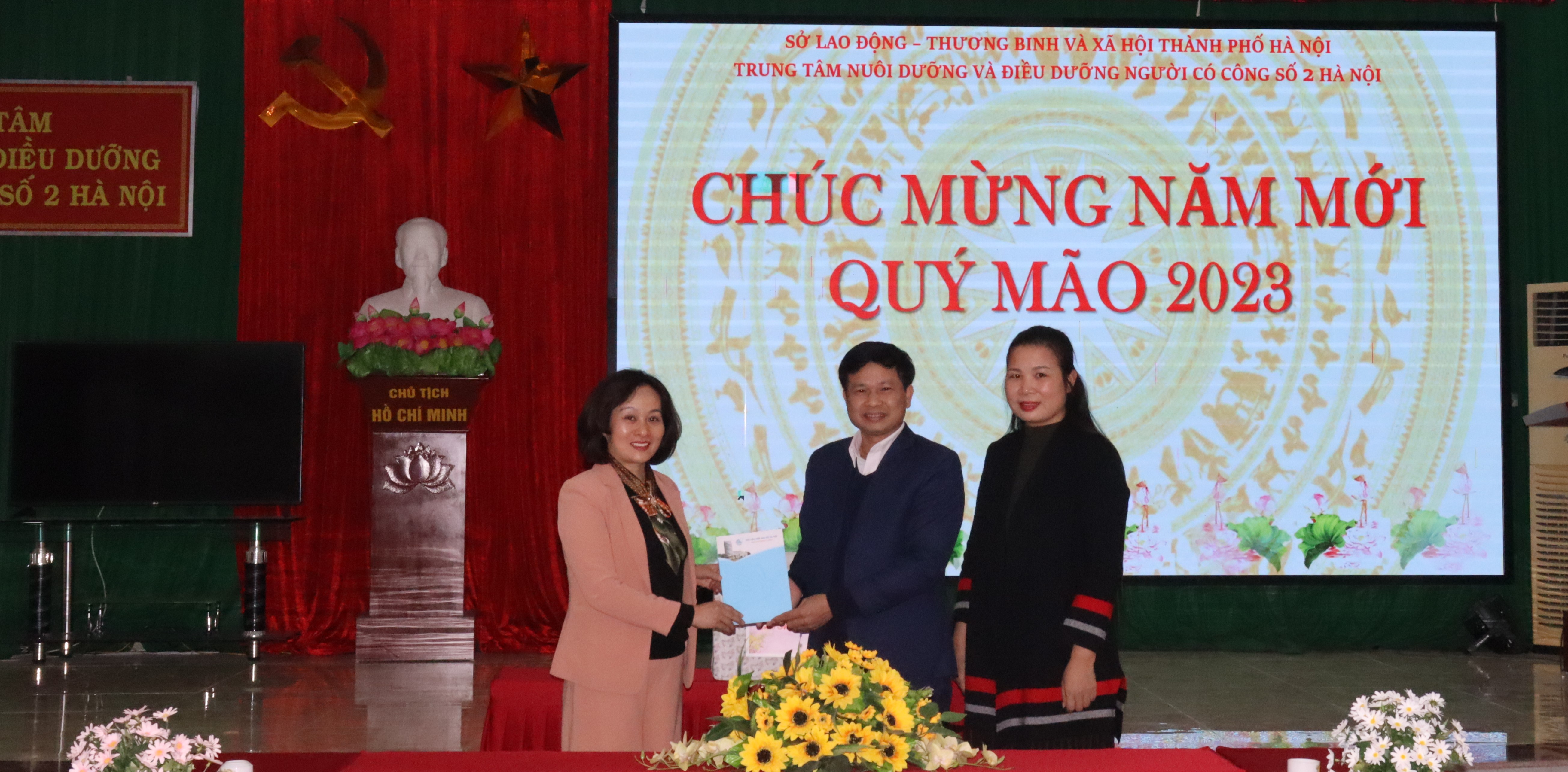  Hội LHPN Hà Nội thăm, tặng quà chúc Tết các thương, bệnh binh người có công  - ảnh 8