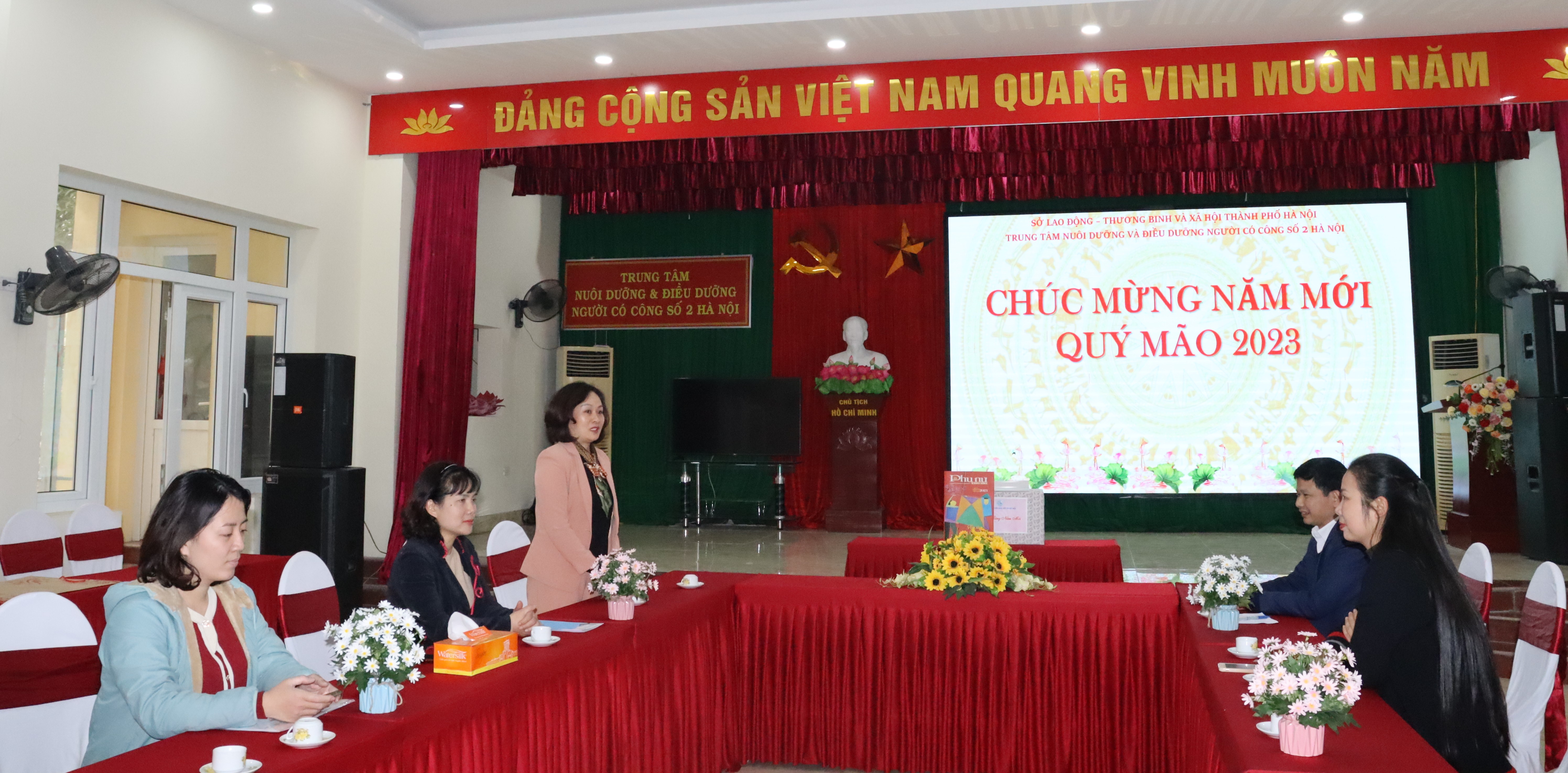  Hội LHPN Hà Nội thăm, tặng quà chúc Tết các thương, bệnh binh người có công  - ảnh 5