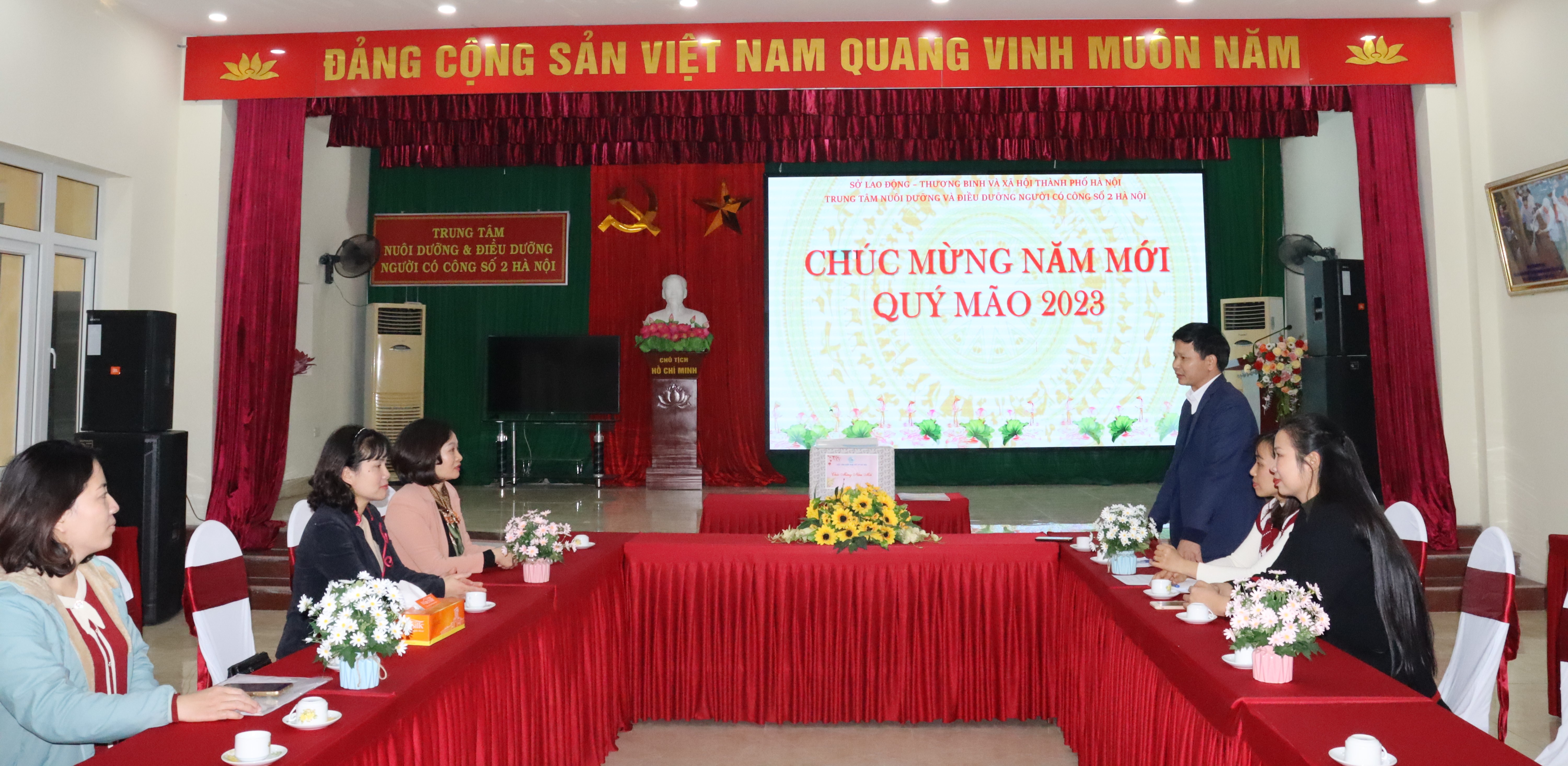  Hội LHPN Hà Nội thăm, tặng quà chúc Tết các thương, bệnh binh người có công  - ảnh 6