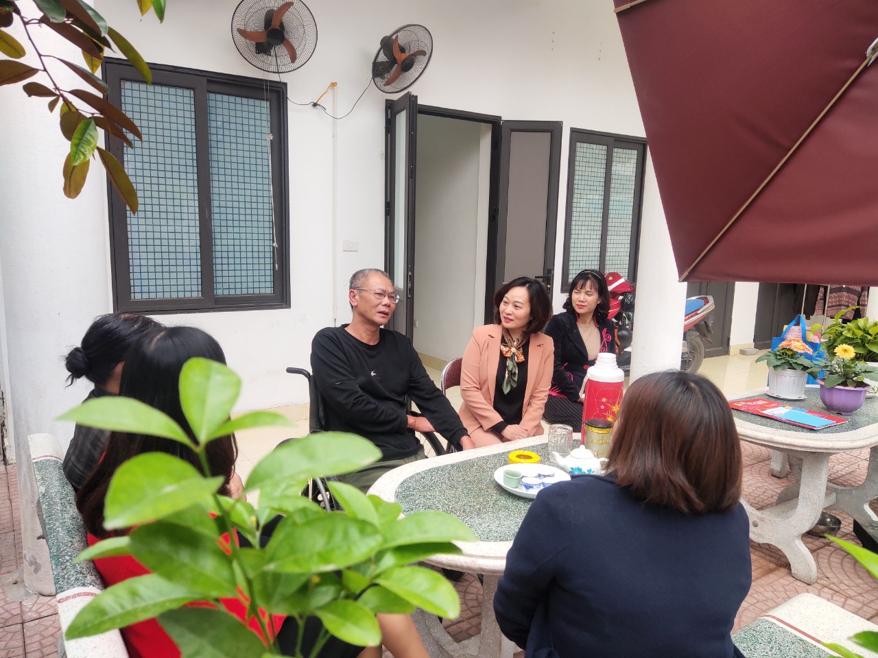  Hội LHPN Hà Nội thăm, tặng quà chúc Tết các thương, bệnh binh người có công  - ảnh 3