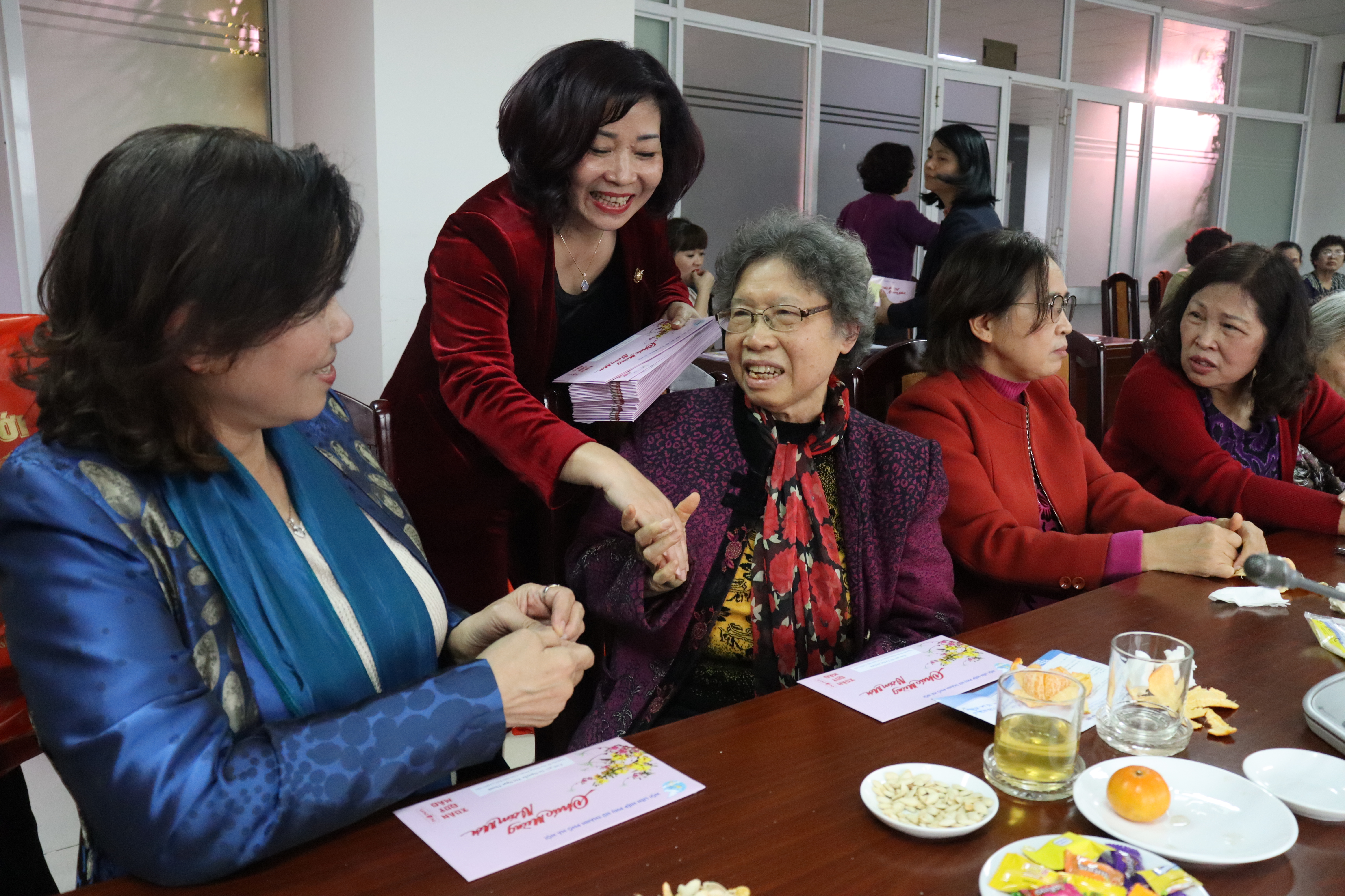 Hội LHPN Hà Nội: Gặp mặt cán bộ hưu trí cơ quan Hội LHPN Hà Nội nhân dịp Tết Nguyên đán Quý Mão 2023 - ảnh 3