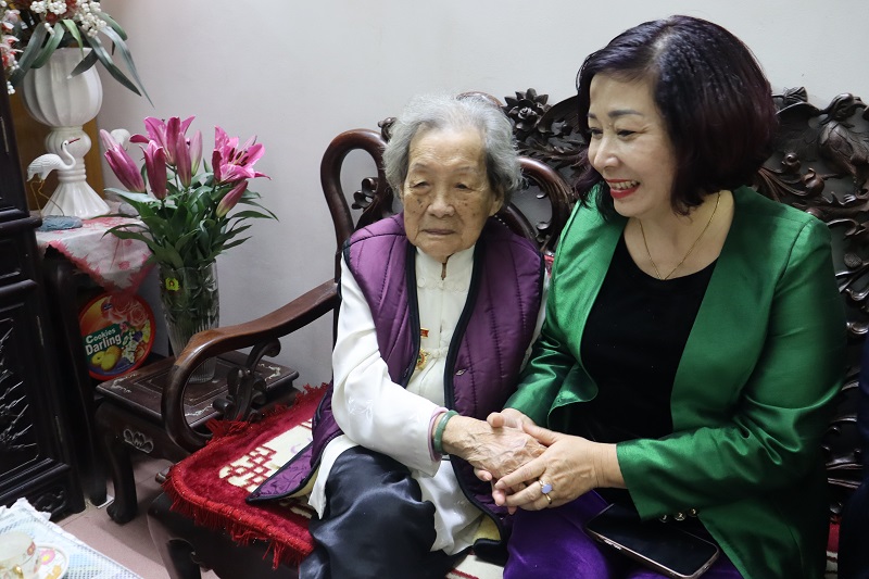Lãnh đạo Hội LHPN Hà Nội thăm, chúc Tết các đối tượng chính sách nhân dịp Tết Nguyên đán Quý Mão - ảnh 12