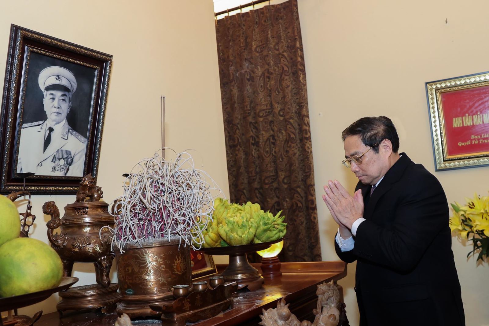 Thủ tướng Phạm Minh Chính dâng hương tưởng niệm cố Thủ tướng Phạm Văn Đồng, Đại tướng Võ Nguyên Giáp - ảnh 3