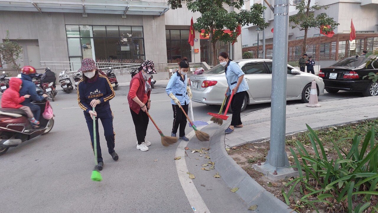 Hội LHPN quận Hoàng Mai: Phát động tháng cao điểm bảo đảm trật tự văn minh đô thị, bảo vệ môi trường - ảnh 1