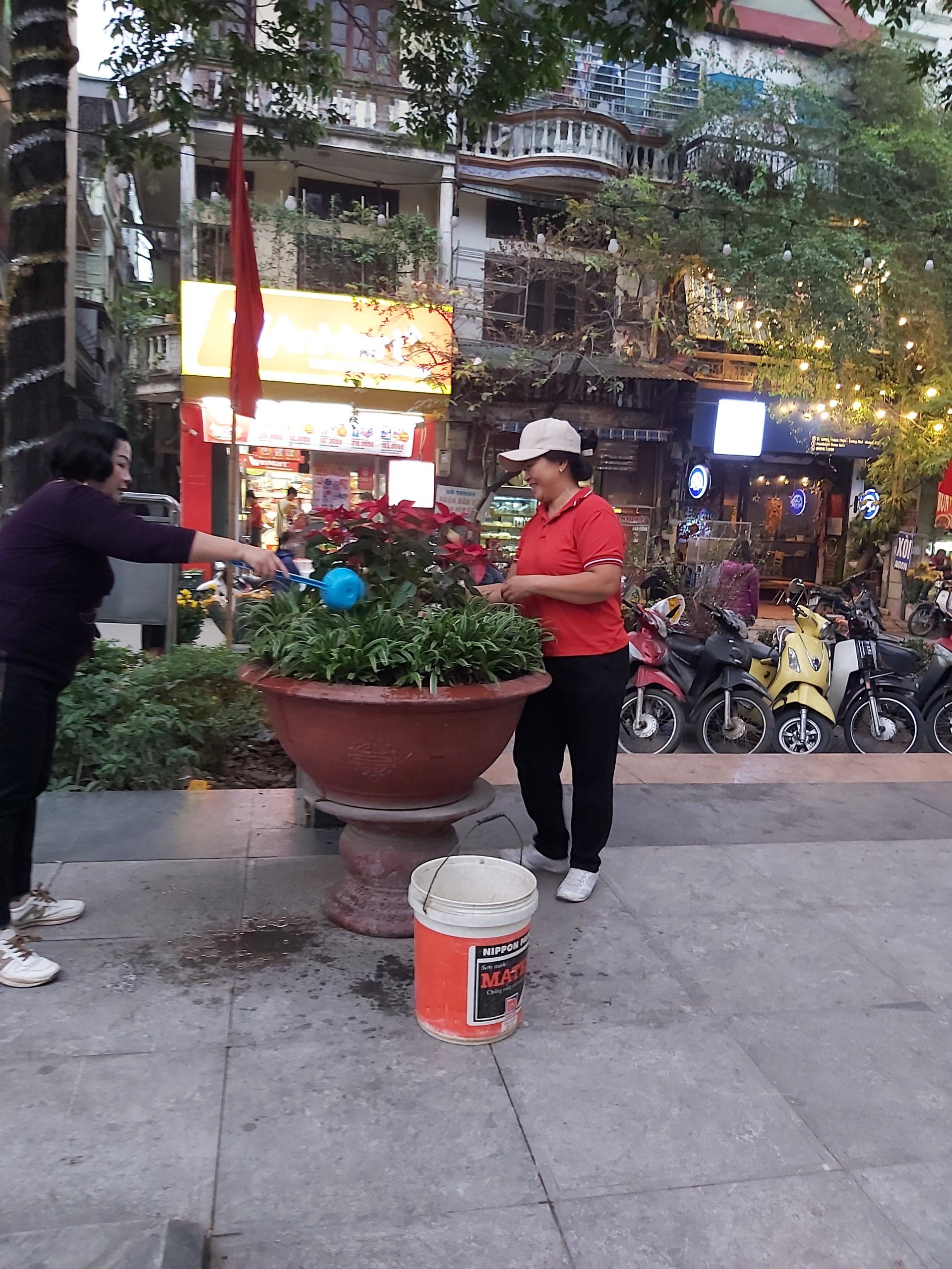 Hội LHPN quận Hoàng Mai: Phát động tháng cao điểm bảo đảm trật tự văn minh đô thị, bảo vệ môi trường - ảnh 2