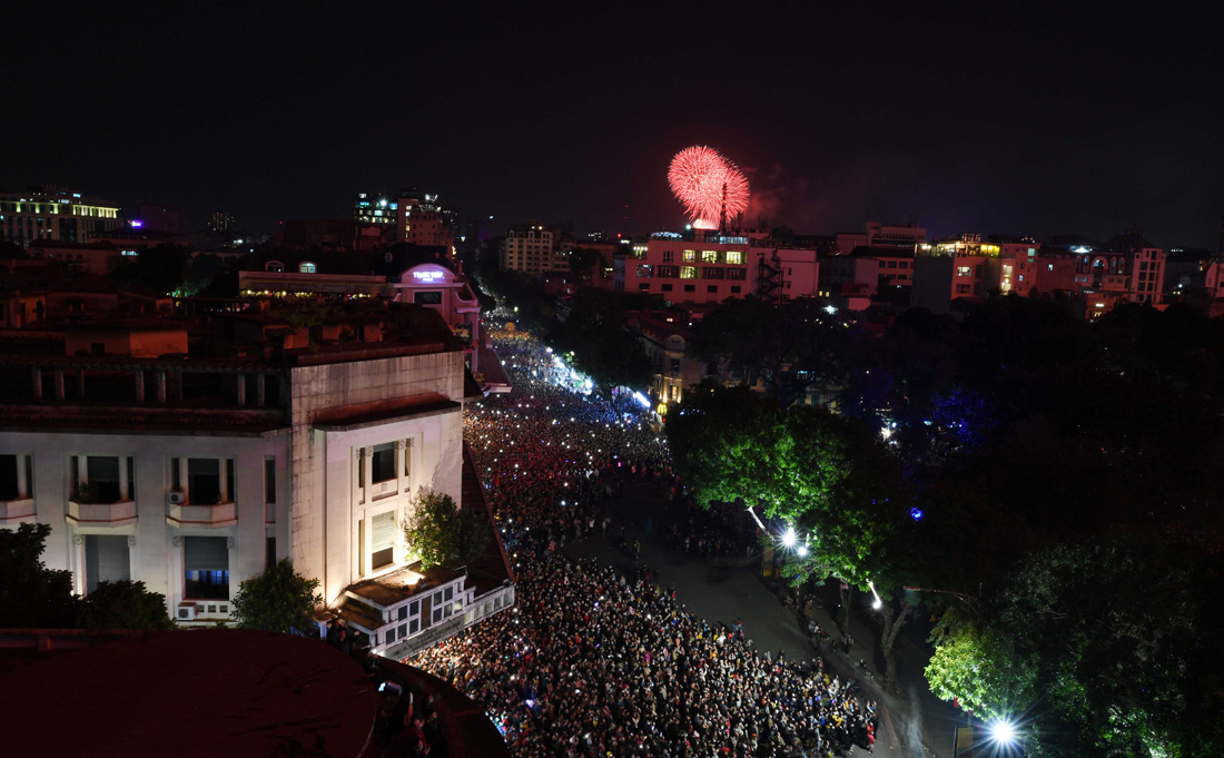 Pháo hoa tuyệt đẹp trên bầu trời Hà Nội chào đón năm mới Quý Mão 2023 - ảnh 5