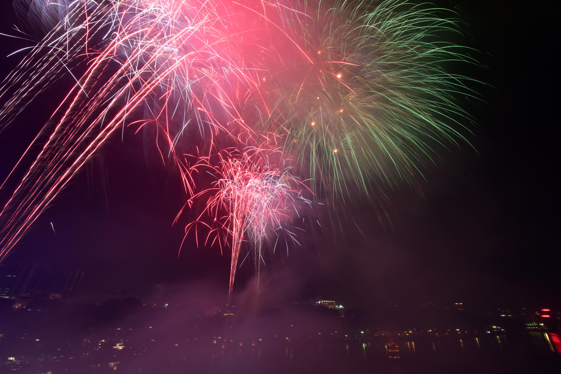 Pháo hoa tuyệt đẹp trên bầu trời Hà Nội chào đón năm mới Quý Mão 2023 - ảnh 4