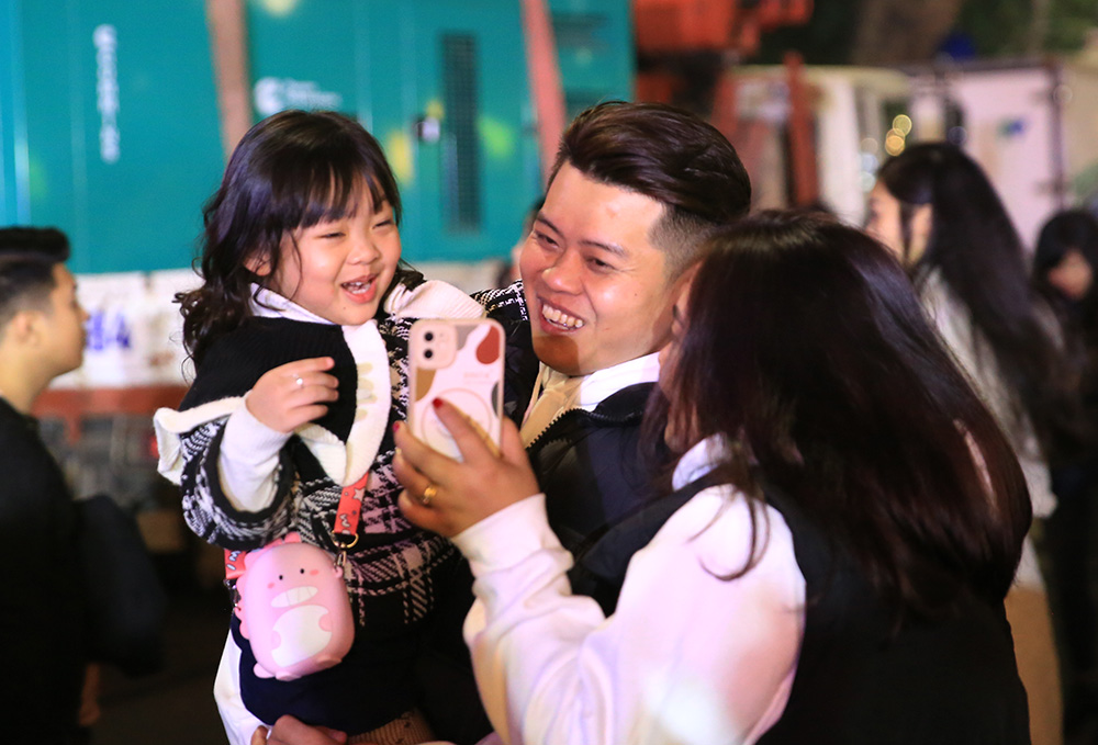 Pháo hoa tuyệt đẹp trên bầu trời Hà Nội chào đón năm mới Quý Mão 2023 - ảnh 2