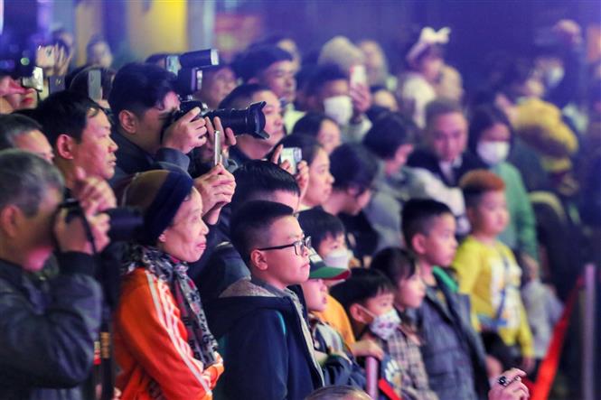 Không khí đêm Giao thừa Xuân Quý Mão 2023 tại thủ đô Hà Nội - ảnh 4