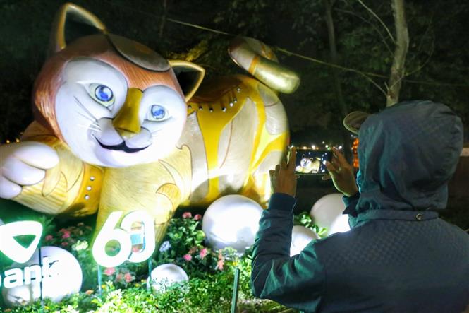Không khí đêm Giao thừa Xuân Quý Mão 2023 tại thủ đô Hà Nội - ảnh 5