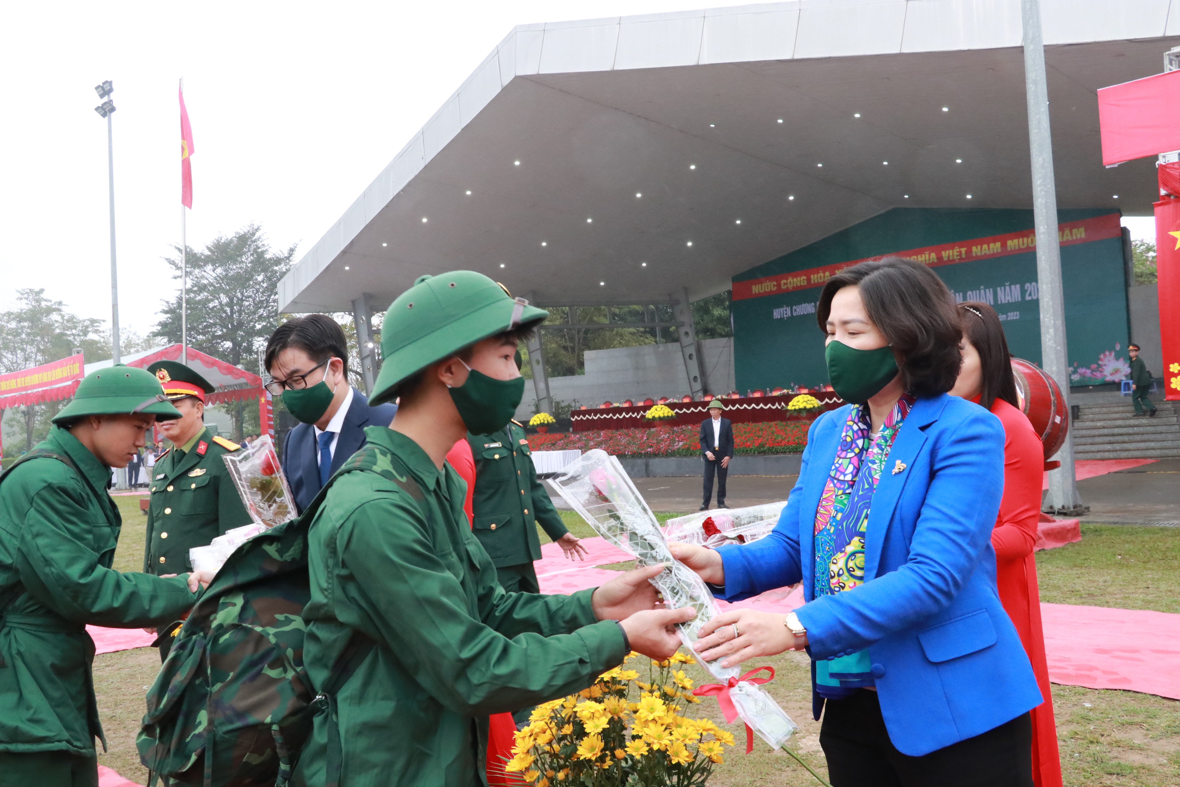 Lãnh đạo Hội LHPN Hà Nội động viên tân binh lên đường nhập ngũ tại huyện Chương Mỹ - ảnh 2