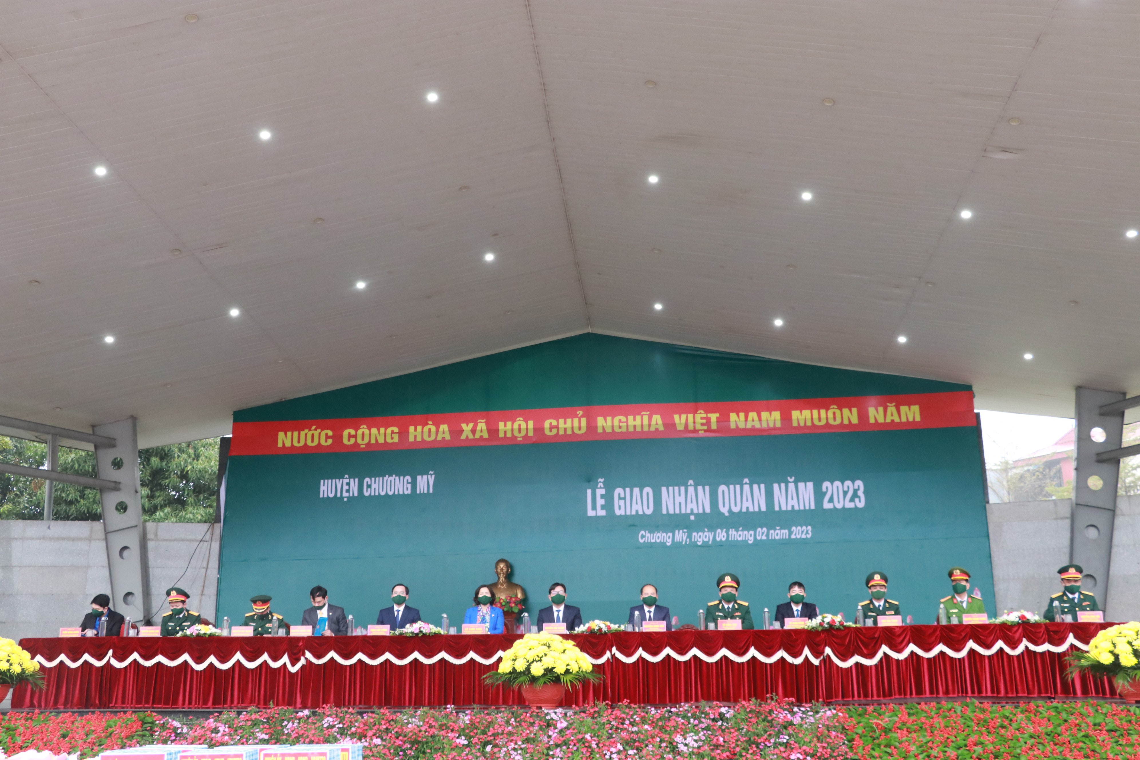 Lãnh đạo Hội LHPN Hà Nội động viên tân binh lên đường nhập ngũ tại huyện Chương Mỹ - ảnh 1