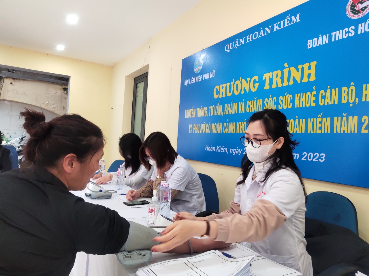 Quận Hoàn Kiếm: Khám và chăm sóc sức khỏe cho cán bộ, hội viên, phụ nữ có hoàn cảnh khó khăn và nữ lao động di cư - ảnh 3