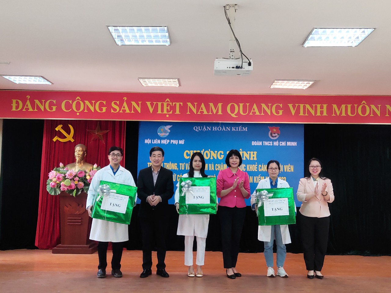 Quận Hoàn Kiếm: Khám và chăm sóc sức khỏe cho cán bộ, hội viên, phụ nữ có hoàn cảnh khó khăn và nữ lao động di cư - ảnh 10