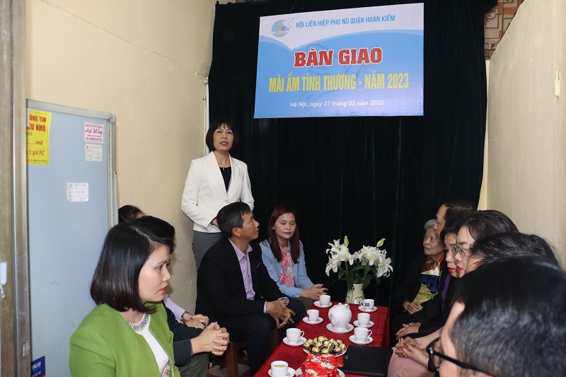 Hội LHPN quận Hoàn Kiếm: Bàn giao “Mái ấm tình thương” cho gia đình liệt sỹ - ảnh 2
