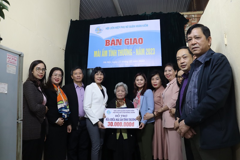 Hội LHPN quận Hoàn Kiếm: Bàn giao “Mái ấm tình thương” cho gia đình liệt sỹ - ảnh 3