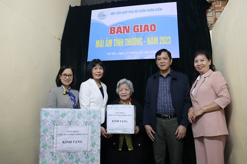 Hội LHPN quận Hoàn Kiếm: Bàn giao “Mái ấm tình thương” cho gia đình liệt sỹ - ảnh 4