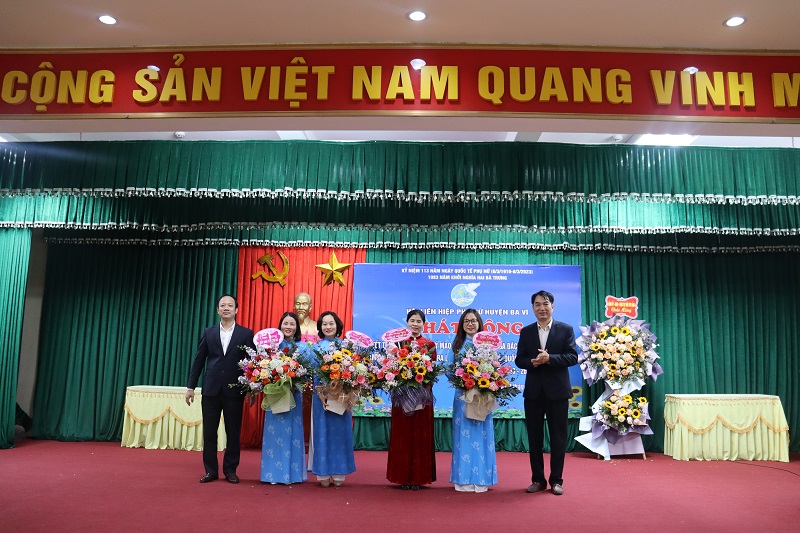 Phụ nữ Ba Vì thi đua đảm nhận 150 công trình, phần việc tham gia xây dựng huyện nông thôn mới - ảnh 1