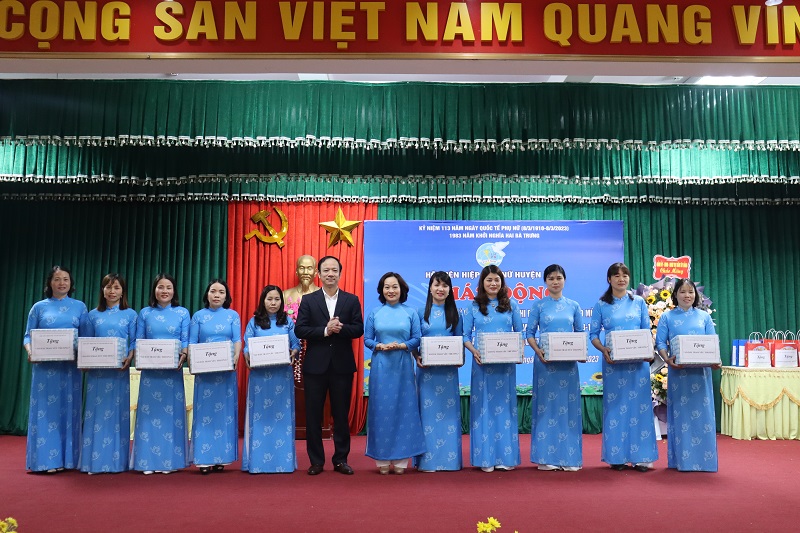 Phụ nữ Ba Vì thi đua đảm nhận 150 công trình, phần việc tham gia xây dựng huyện nông thôn mới - ảnh 4